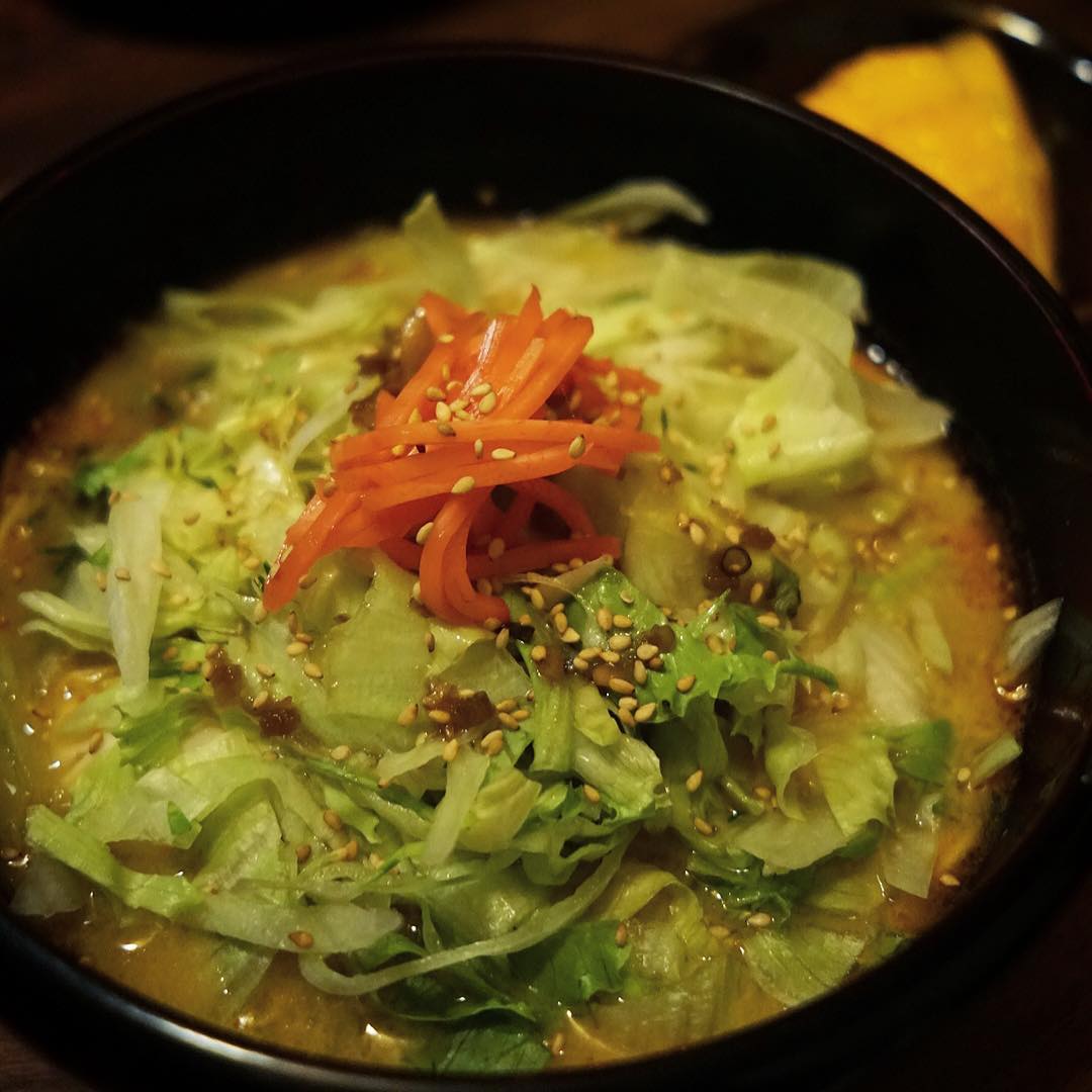 お昼ごはんは安定の熊本ロン龍棒ラーメン（笑）。夏はざくざく刻んだレタスを山盛りでのっけるのがよい。しかし外はすごいカミナリ豪雨…そして時々停電も！（苦笑）