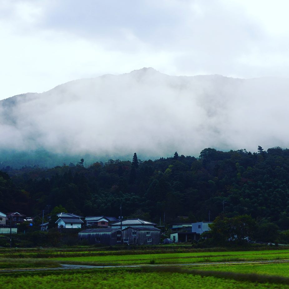 朝もやが気温の上昇とともに、山の上の方へ上がっていきます（麻）