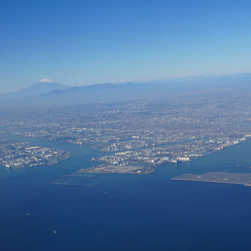 今回はカメラを持ってきましたよ。飛行機の中で撮った風景、羽田を飛び立ってすぐに遠くに見えた富士山。