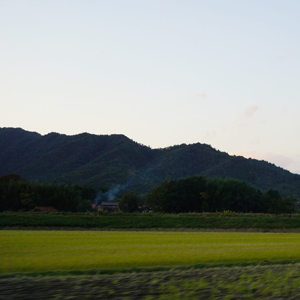 さて、山口市街地からokayan実家方面へ…同じ山口市でも阿東へ向かいます。車から見える風景もほっとしますねー。里山の景色。たき火をしている家がある模様。（麻）