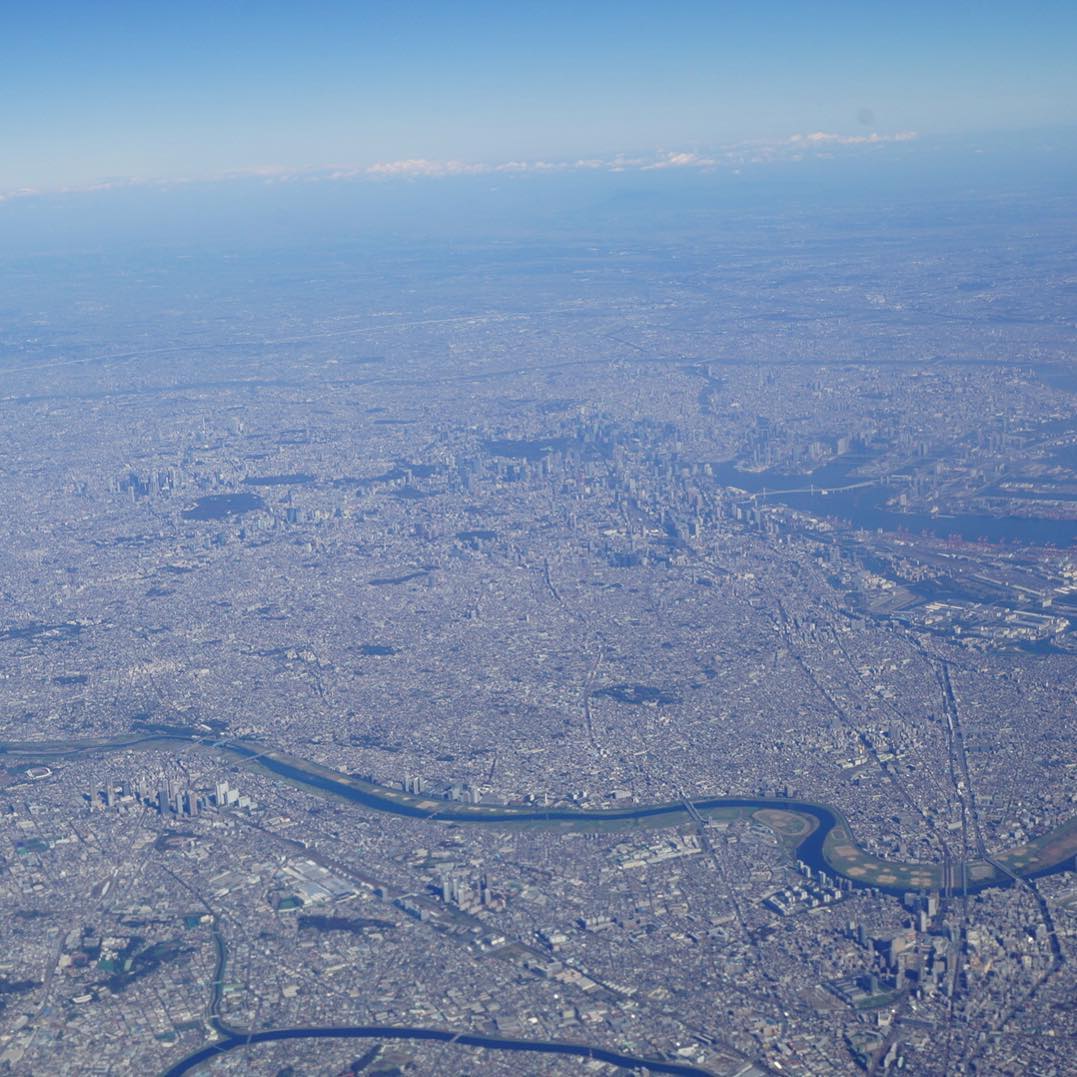 んー？あの辺皇居かな？それにしても東京は建物多いねえ！昔イタリアから来た友達が、東京の町と町の間はどこ？と聞いていたのを思い出す。（麻）