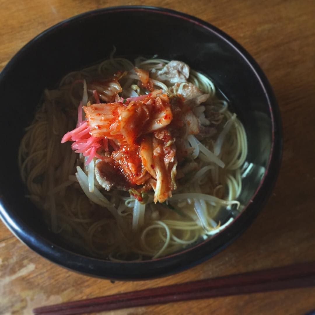 昼からプール。14：00過ぎたから、お蕎麦屋さんもそんなに混んでないかな？と深大寺に行ったらすごい人だし、お気に入りの蕎麦屋湧水は行列。行列が苦手な我々夫婦は買い物して帰って、おウチでロンリュウラーメン。