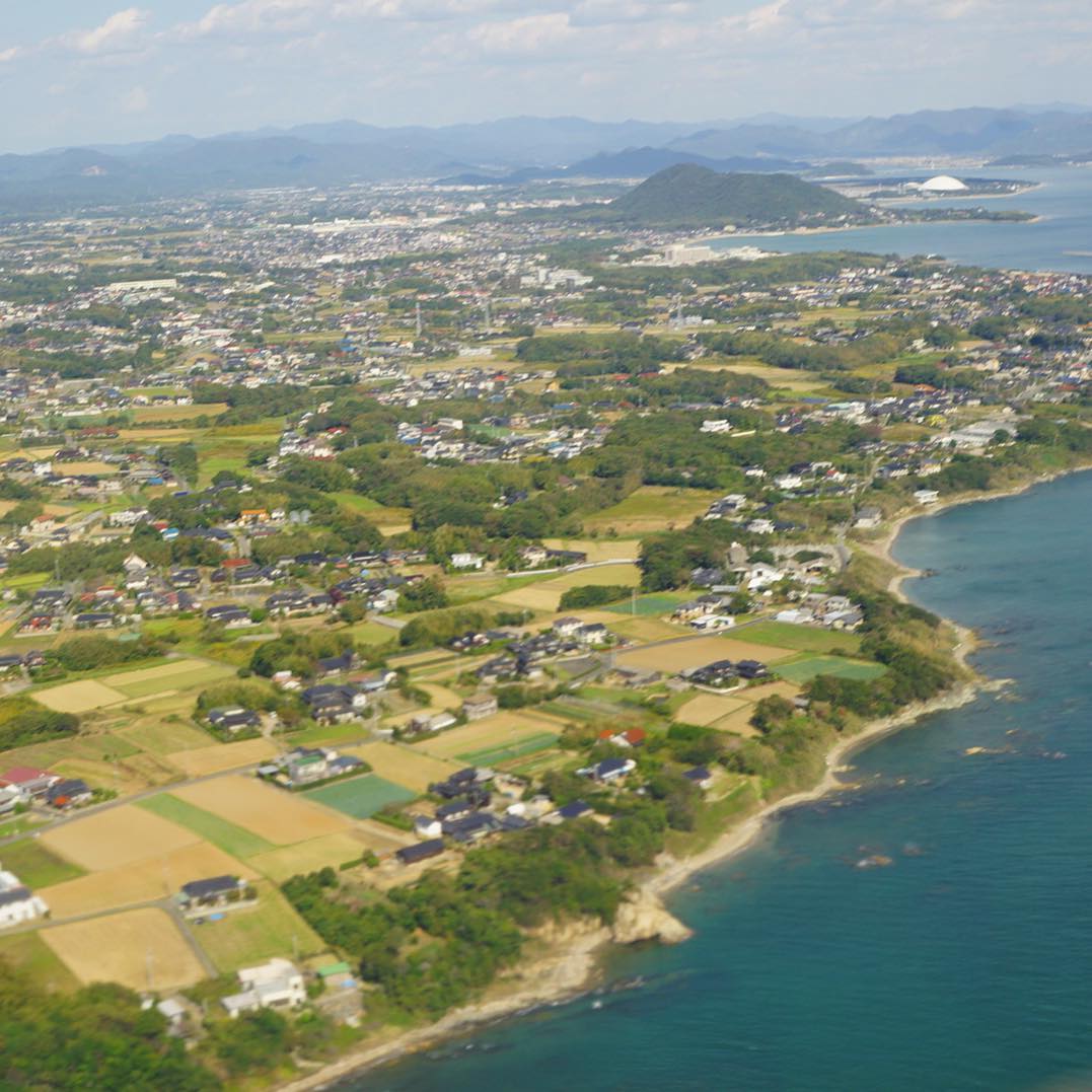 山口着陸前。なんとほっとする色彩なのか！瀬戸内海の色の美しさ。（麻）