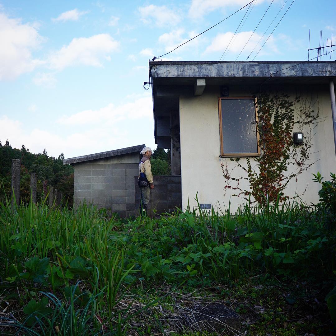 ひとやすみのついで散歩したのは旧徳佐高校教員住宅群…45年前、ここがワタクシのうちでした。もう永らく誰もいない、おそらくこれからもずっと（お）