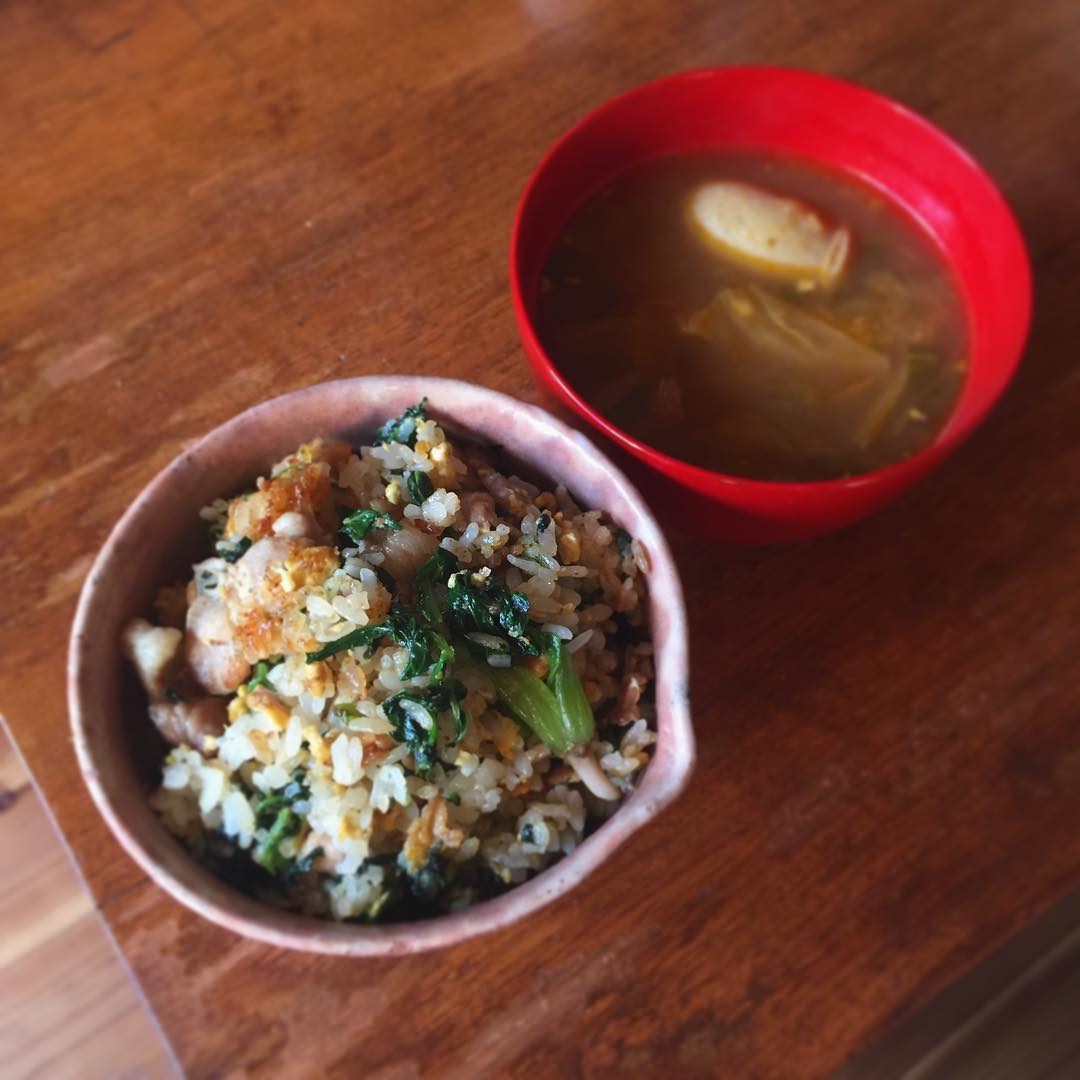 小学生の時だったか、初めて母に習った料理はチャーハンだった。やたらと休みの日のお昼にチャーハンを作るようになったな、あの頃の私。
具は冷蔵庫の中にあるものなんでも入れて良し！というのがミヤザキ家家訓。今日はほうれん草たっぷりに、豚肉と卵。