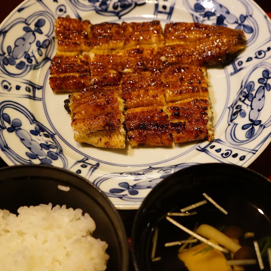 お昼はうなぎ！うなぎですよー。ご馳走になっちゃいました。これ、めっちゃ美味しい。（麻）