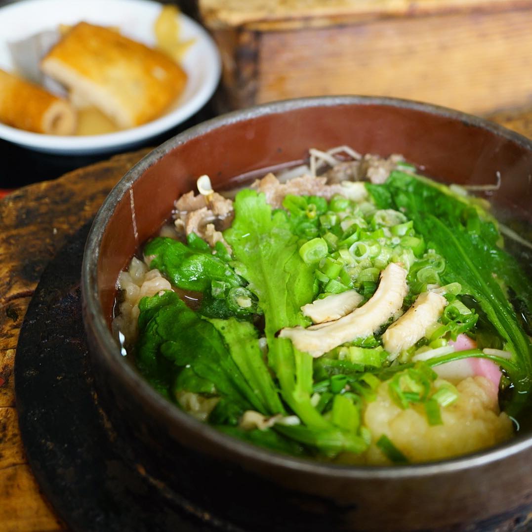 お昼ご飯を食べに、実家すぐそばのうどん屋さん加登田へ。鍋焼きうどん！美味しくいただきました！おでんはセルフサービスで食べ放題^_^（麻）