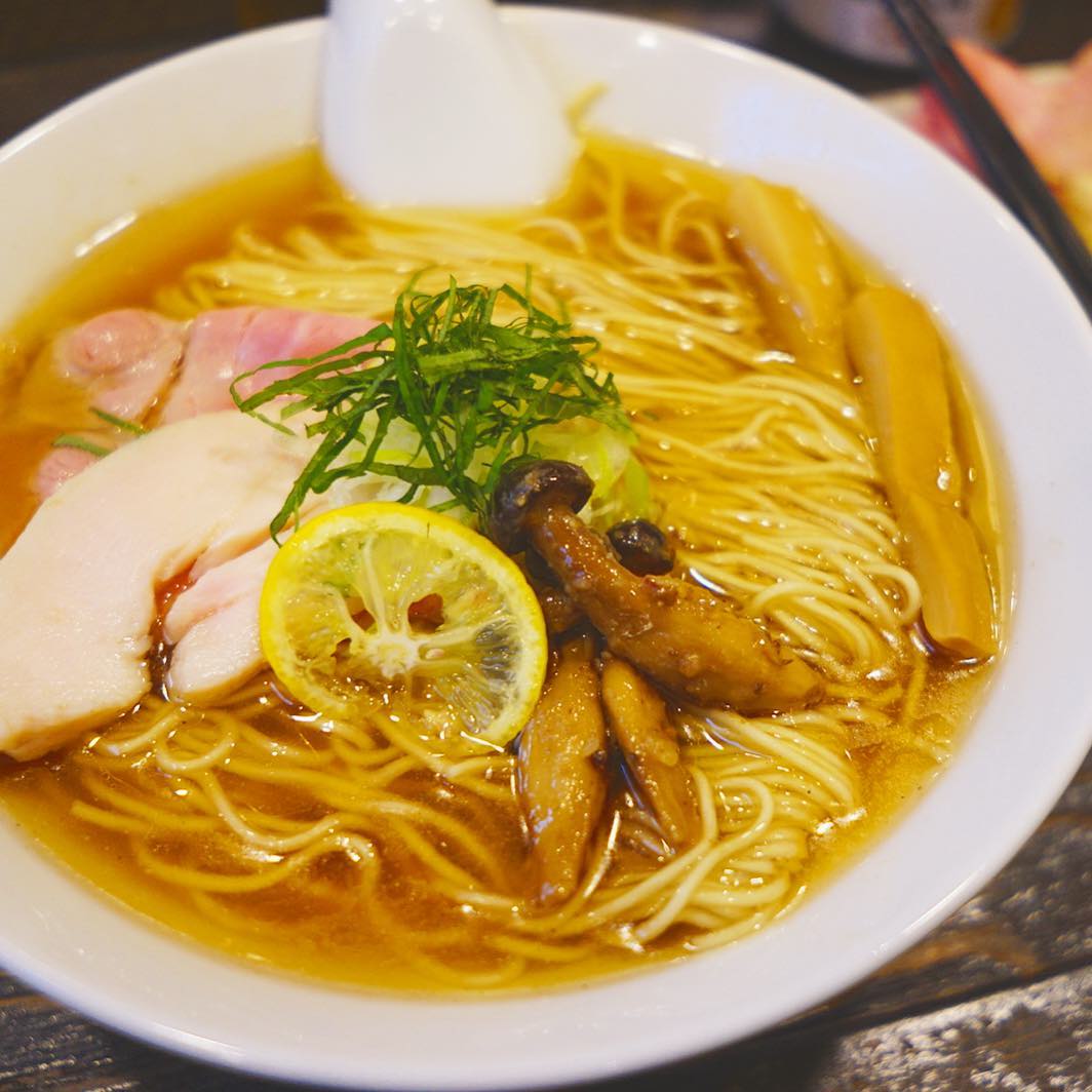 三鷹のプールの後は、お決まりの向日葵で、今日は限定秋刀魚そば。と言っても出汁が秋刀魚で具は秋刀魚にあらず。あっさりしていて美味しい。でもやっぱり定番の方が美味しいかなー。夜の仕込みのためか、ずっとワサワサ作業の音が激しいのはご愛嬌か。自戒の念を込めて！仕事中の仕事の話が感じ良く聞こえるかどうか？ウチはどうかな（´-`）.｡oO