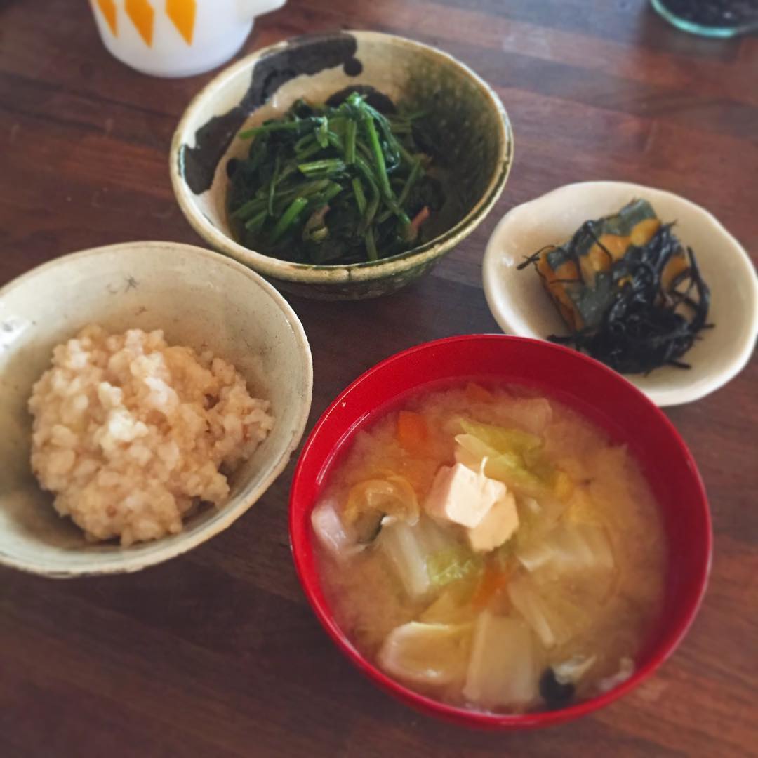 和食の朝ごはん。
ツレアイが弱まっているので、そんな時は米、味噌、醤油でしょ！そして私はカボチャが食べたくなる。カボチャとひじきの煮物、山口で買ってきた祝島のひじき、戻したら美しくて見惚れた。ほうれん草のソテー、具沢山の味噌汁。