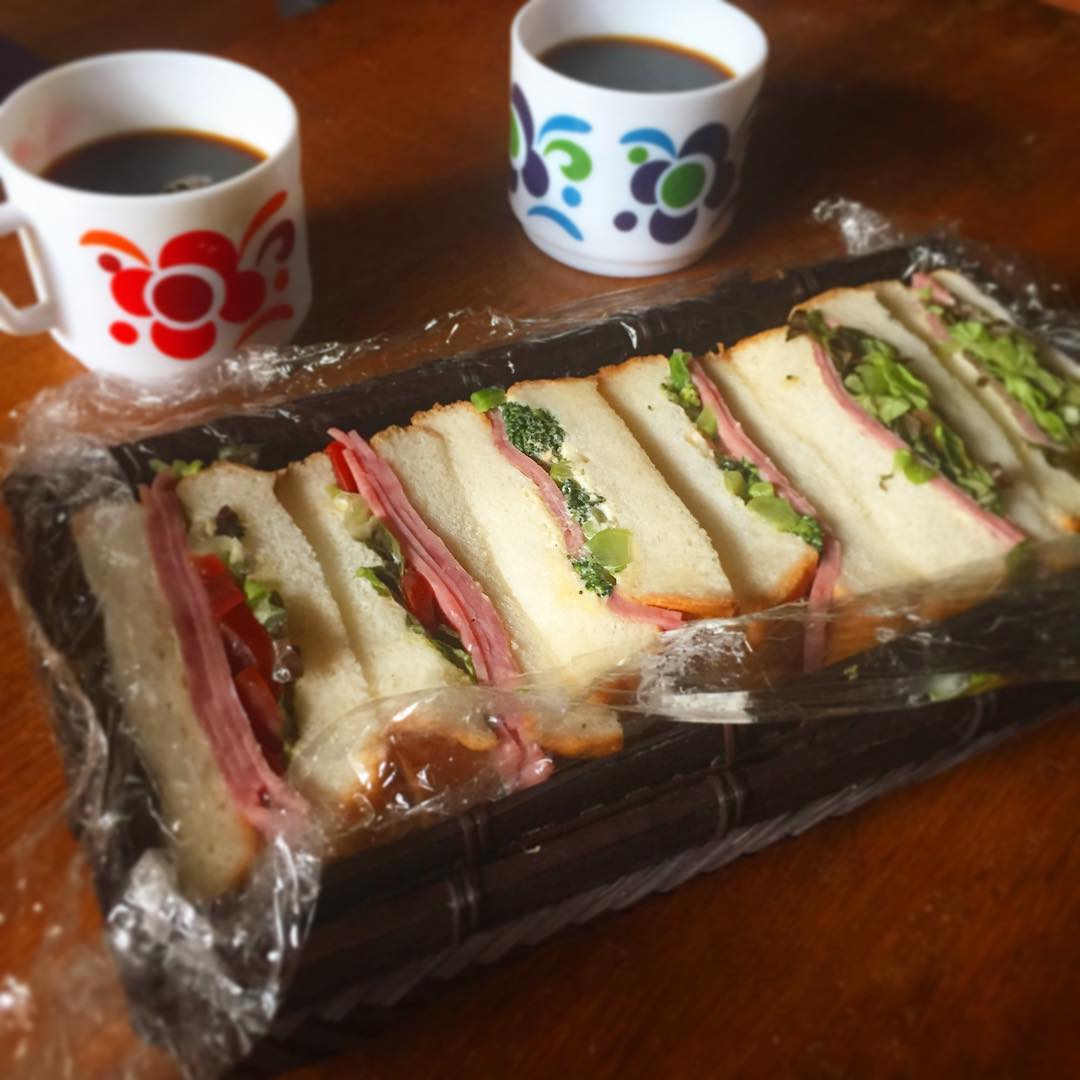 今日はお外へ繰り出して、イチョウの落ち葉を集めてオーガニック防虫剤をつくる！はずだったからサンドイッチ弁当を作ったのに、諸事情で明日に延期。家でサンドイッチ弁当いただきます。パンがボリューミーなのは、ケータリングの余り物を使ったため。