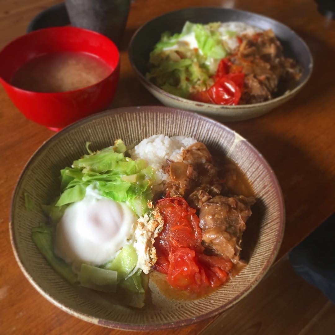 昼からプールに行ってきてからの昼ごはん。クリスマスディナー施策のハヤシライス、焼きトマト、巣ごもりたまご。ハヤシライス、美味しくできました。