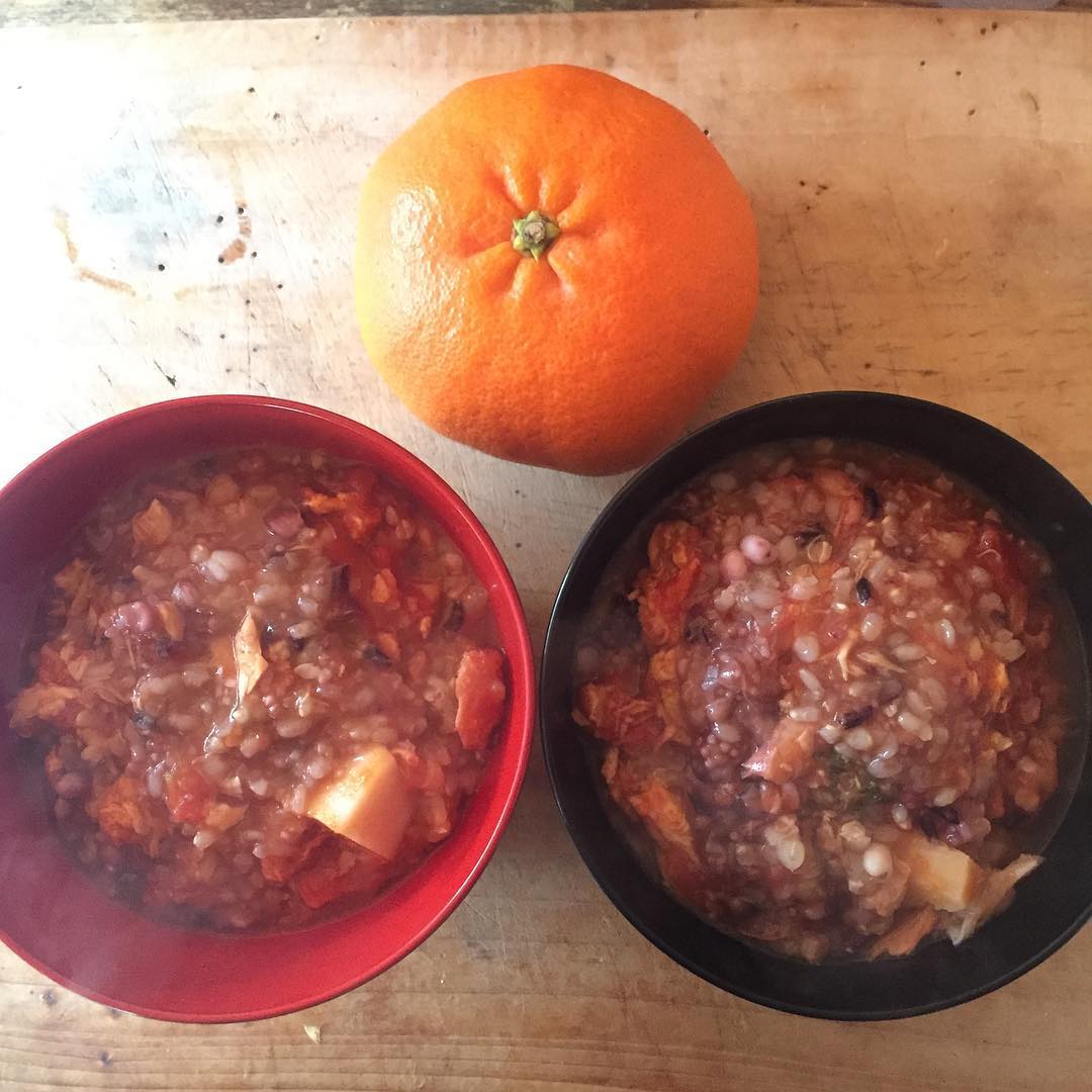 雑穀とトマトの入り混じった色もなかなか良いものだな。里芋と鶏肉のトマト煮込みおかゆ。