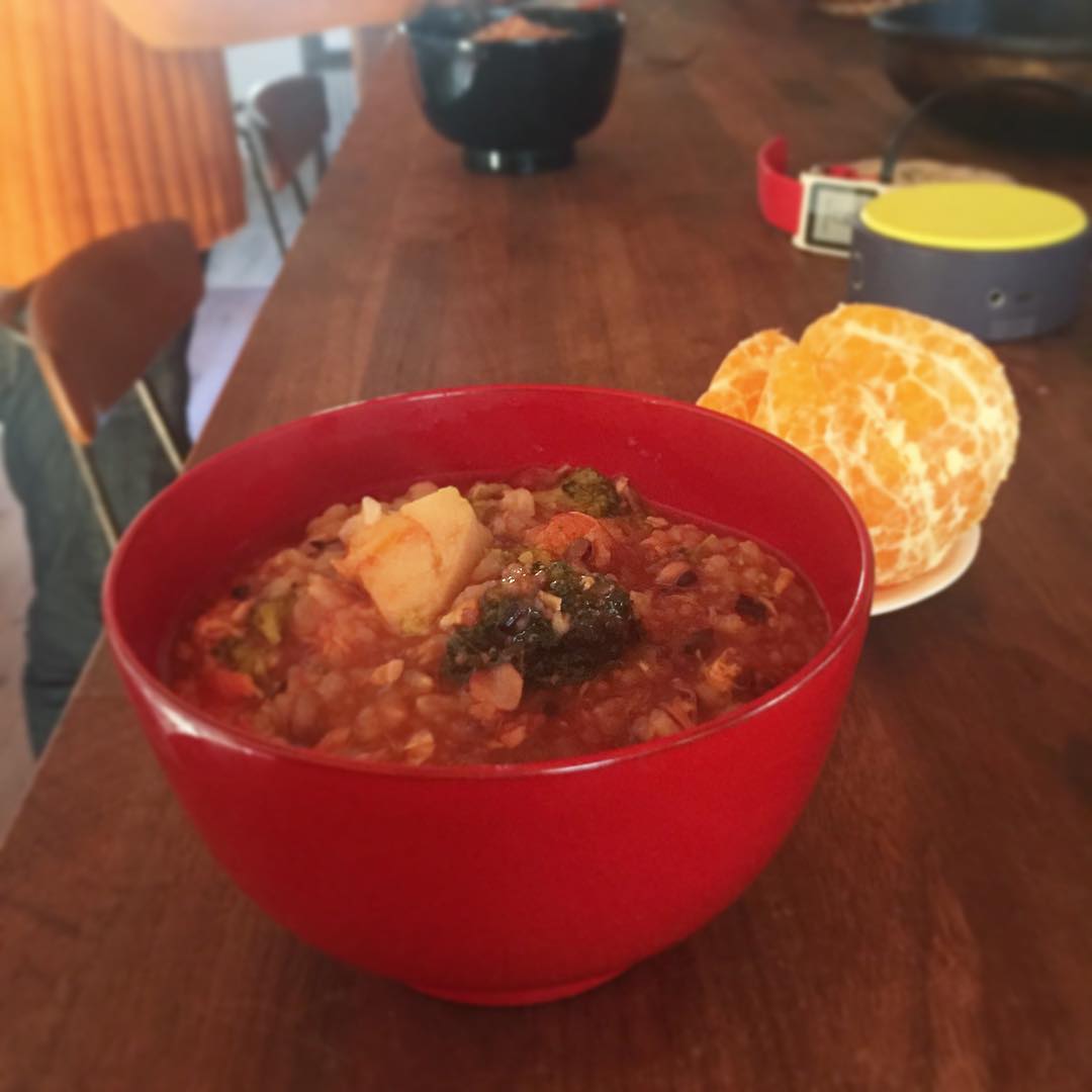 残り物はなんでもお粥にしてしまう！ 昨日のお通しのあまりの、ブロッコリーと里芋と鶏肉のトマト煮込みを、お粥メーカーに入れて炊けばリゾットみたいな感じでいける。通風の気があるツレアイはブロッコリー少なめに。今日は血液検査だそうな。