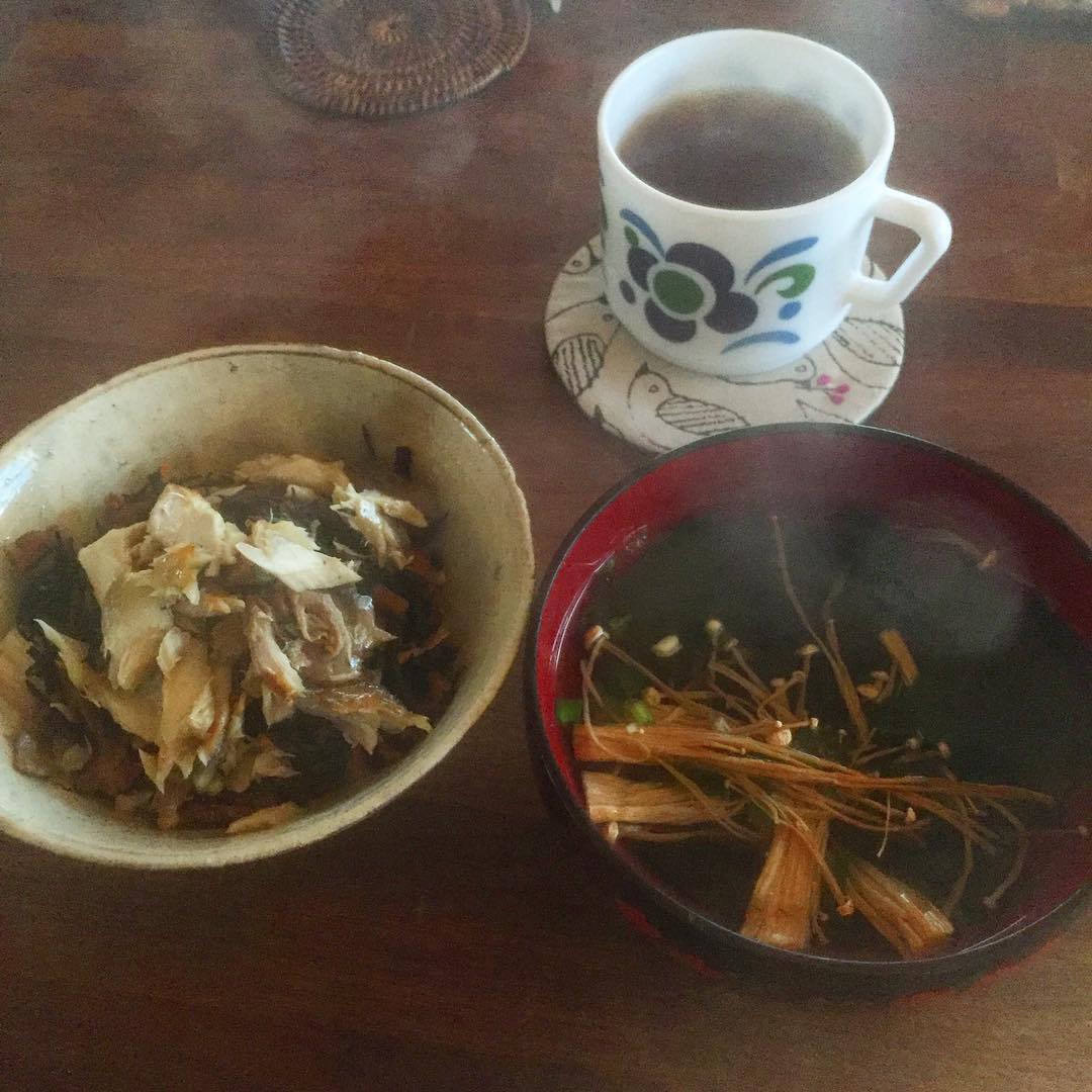 新年は食べ過ぎで胃腸が疲れ気味…
焼き魚食べたいなーと思いつつ朝から焼いてる暇がないので、干し塩鯖を焼いてほぐしておいた。玄米粥の上にひじきの煮物と塩鯖をのせて丼風に。山口で買ってきたシジミアオサスープの素と乾燥えのきで即席スープ。
さーて、今日はお客さん来てくれるかな？
新年は暇なんだよねー