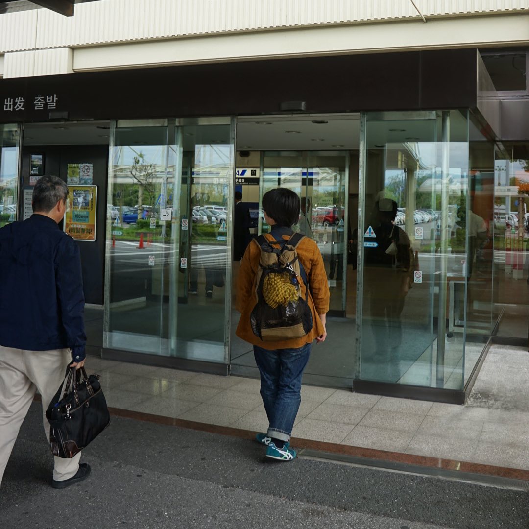 さてと空港に着きましたが、到着便が遅れのため10分遅れの離陸予定です、ハイ（お）