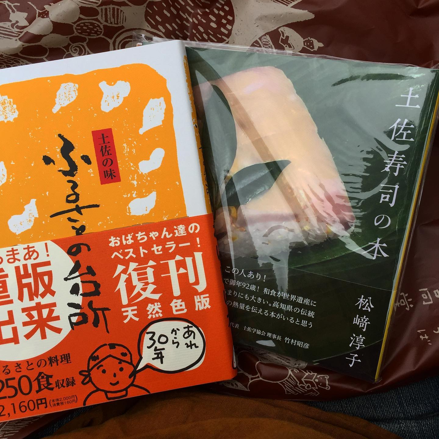 入ってみるとやっぱり、地元高知をテーマにしたコーナーがあったり、小さな出版社の本が丁寧に陳列されてたり、なんだかワクワクする品揃えでした。モチロンワタクシは料理人として、土佐の料理本を2冊購入。こういう昔ながらのレシピの集まった本が大好き。（麻）