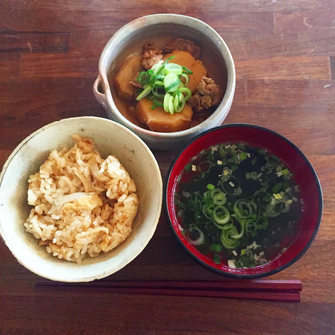 大家さんの美味しい里芋を買ったのに、随分とほったらかしてしまって、休みの日に煮物にしたら、里芋の力が素晴らしくて美味しく炊けた。
というわけで朝から里芋と豚肉の煮物、お店で炊いたたけのこごはん、即席アオサとしじみのお吸い物。