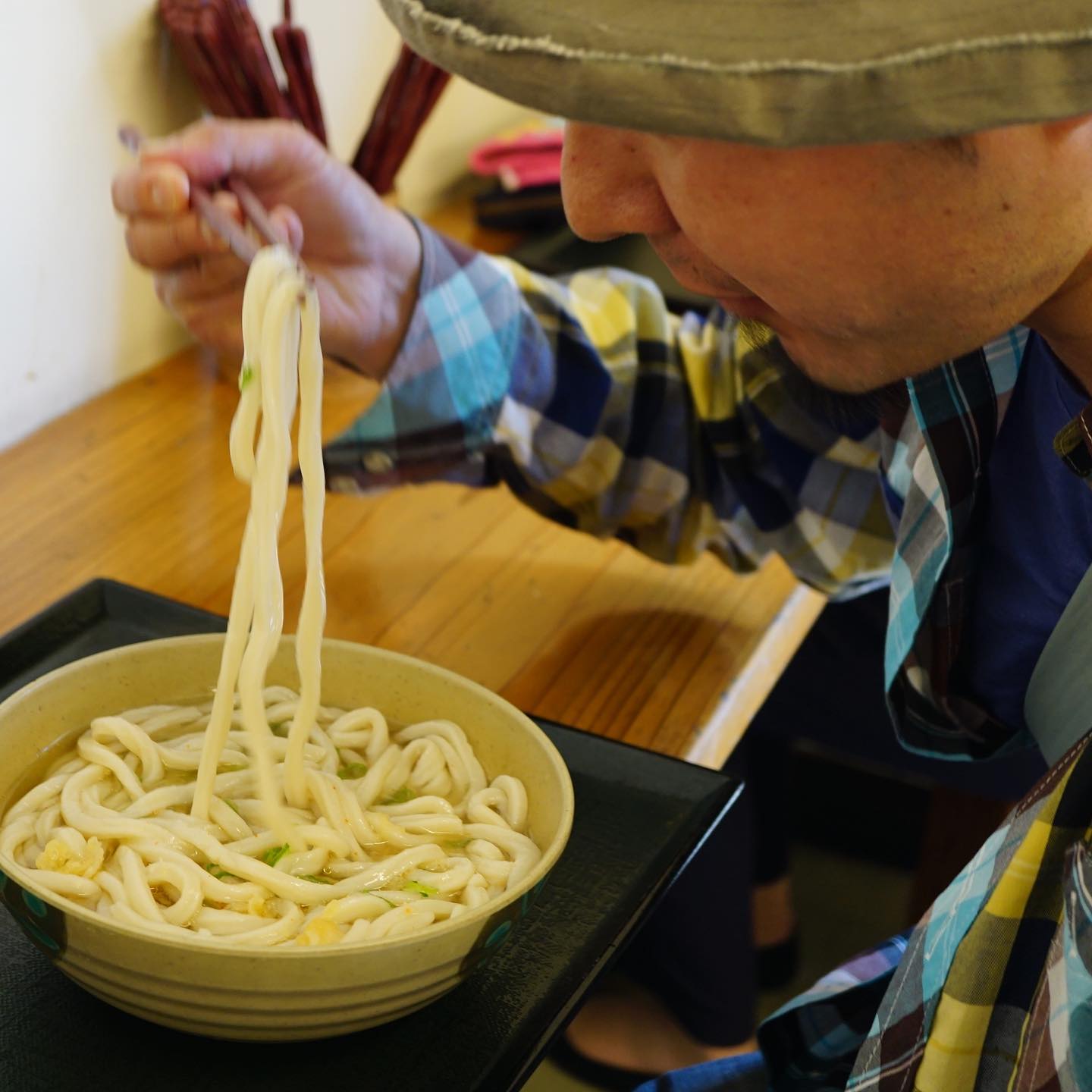 そして、なかなかのボリュームで出てきた、かけうどん。おにぎりも付けてオール炭水化物のツレアイokayan。これなら食べれるとつるつる完食。夜に向けて体調整うと良いですね。液キャベもゴクリ。（麻）