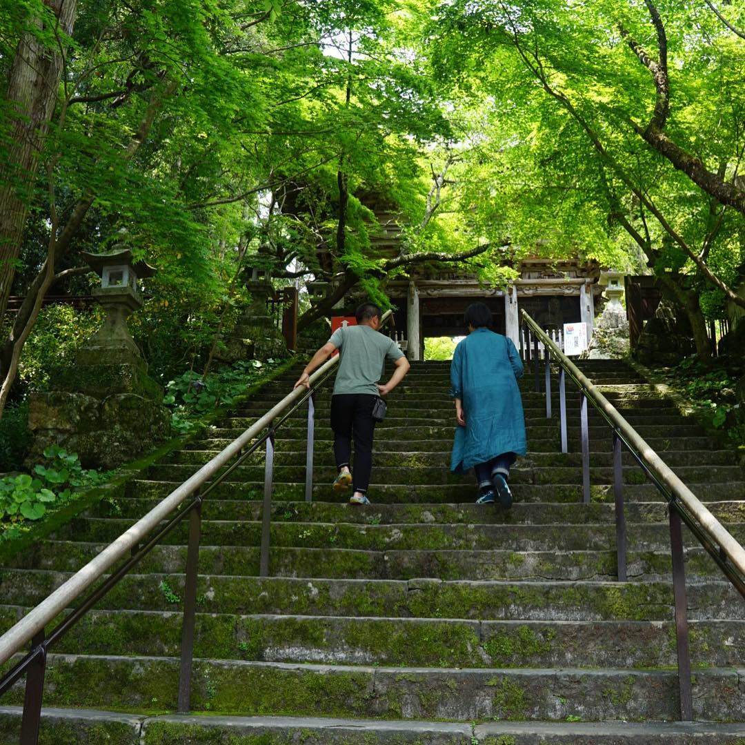 モーニングの腹ごなしは竹林寺へ！ワタクシが若い頃小さな自転車でお遍路してた時にも来て大好きだったお寺…その新緑に包まれた佇まい、今回もホントに美しい…って後ろ姿はミヤザキさんとベーやんです！（笑）（お）