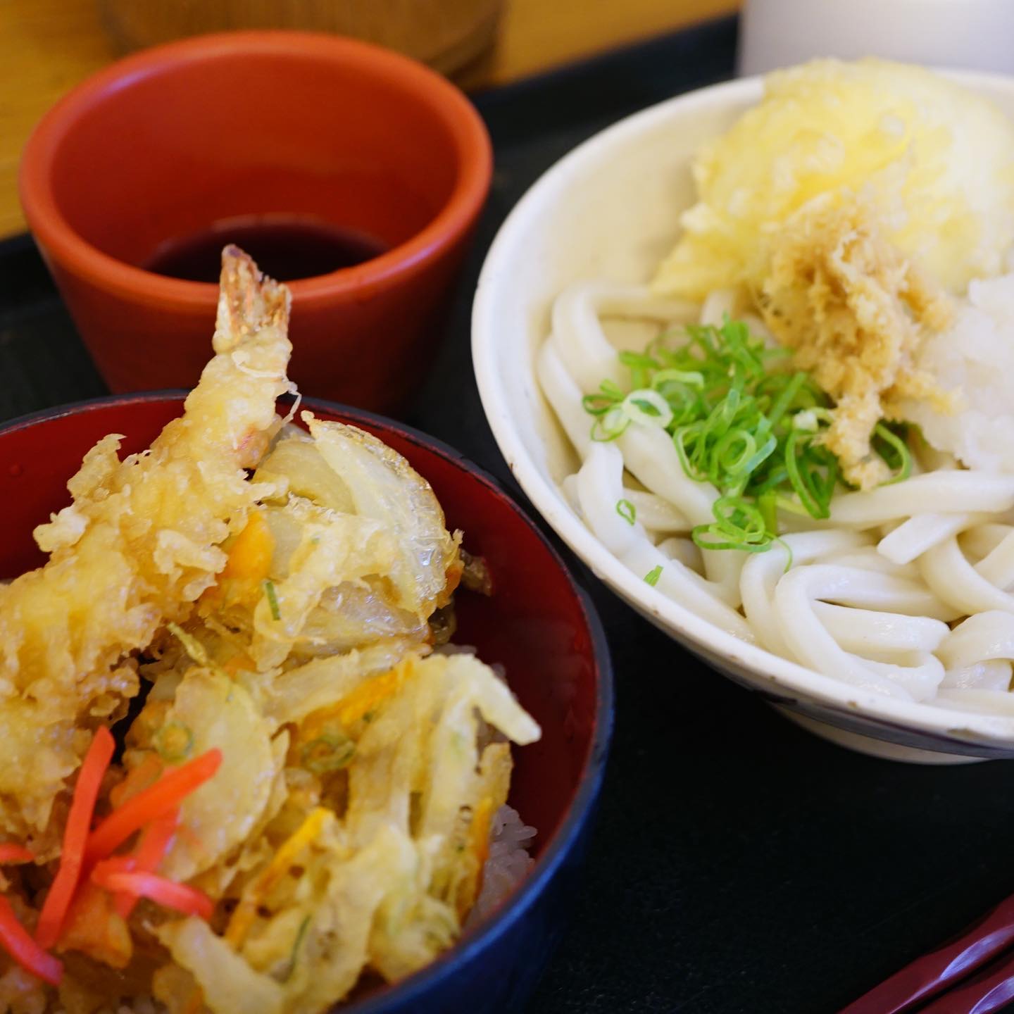 さて、昨日の朝からほんのり胃弱が始まったokayan、昨日の夜も実は食欲あまりなく、本日お昼もうどんなら食べられそう…と、たまたま見つけた源内うどんへ。セルフのうどん屋さんって香川以来。天丼セットで半熟卵の天ぷらをつける元気な妻、ワタクシ（麻）