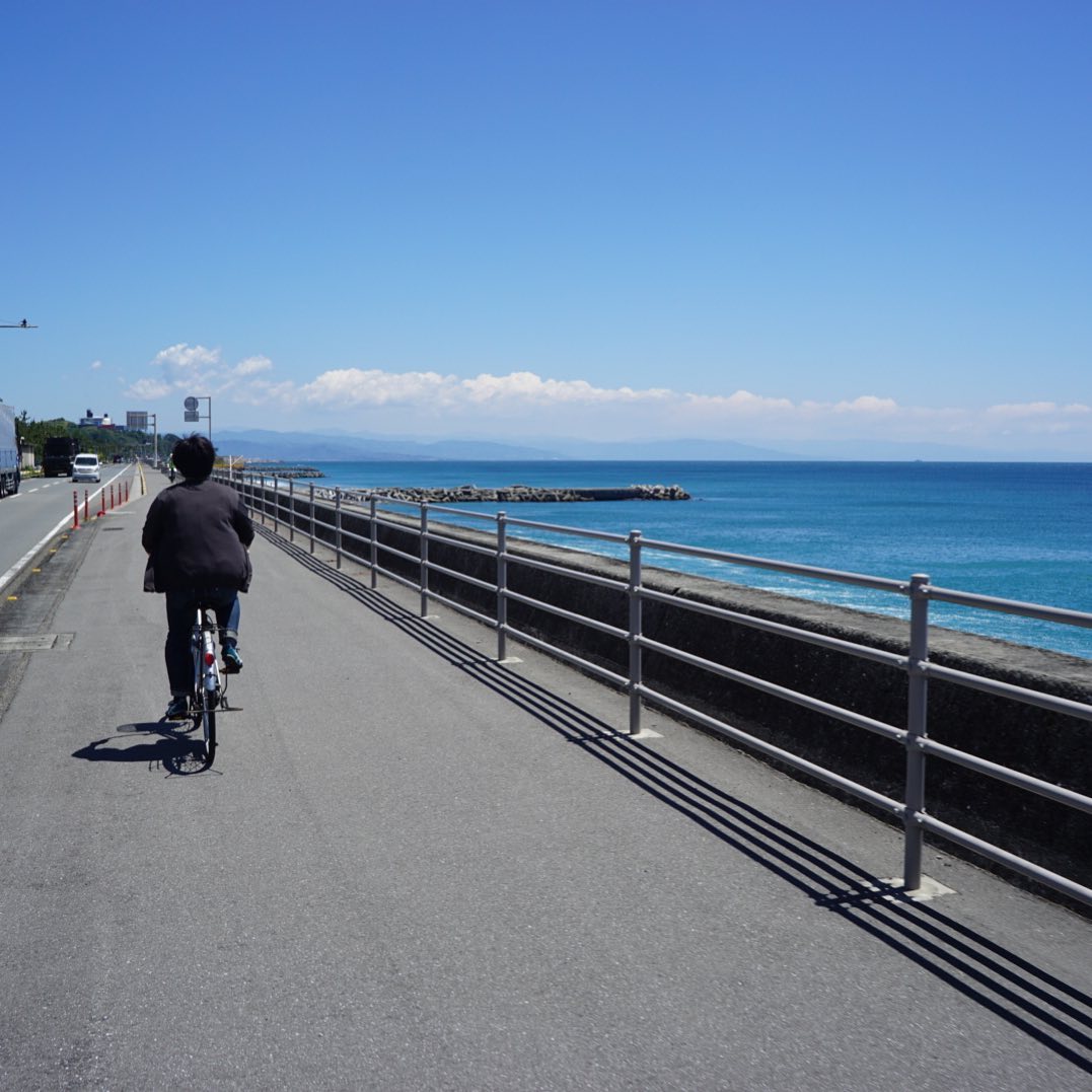 気持ちのいい海沿いの道を走り…（お）