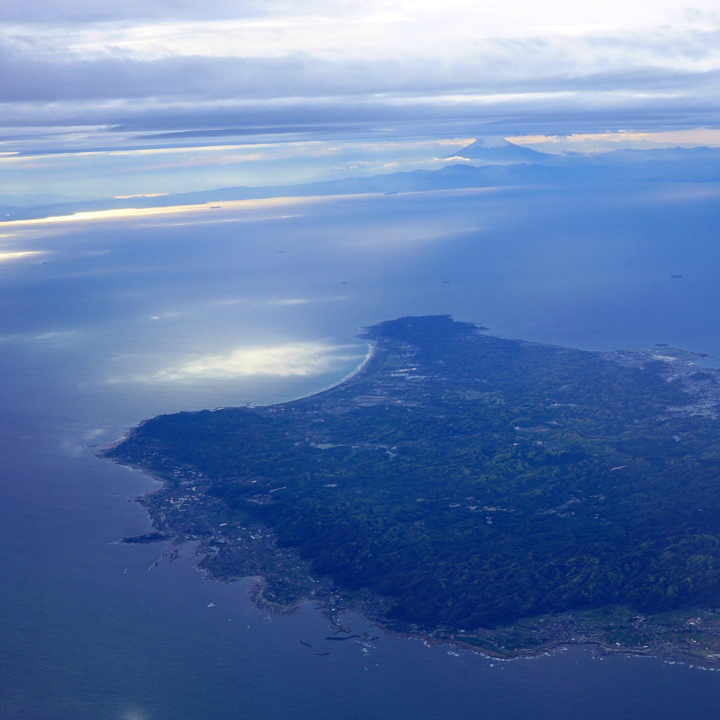 ただいま東京ーーーっ！
って、下に見えるは房総半島。
見えます？右上に富士山が見えとります。実際目に見えてる方が、ずーっとずーーっと美しい（麻）