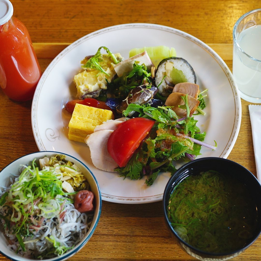 見よ！この美しい朝食を！
ちょこもり定食の盛り付けで磨いた技が、朝食ビュッフェで生きる古代米入りごはんで作ったじゃこ丼、高知野菜の惣菜の数々、ゆず酢で作ったおつけもの寿司。腹一杯食べてはならぬ！と思いつつたっぷりになってしまう。