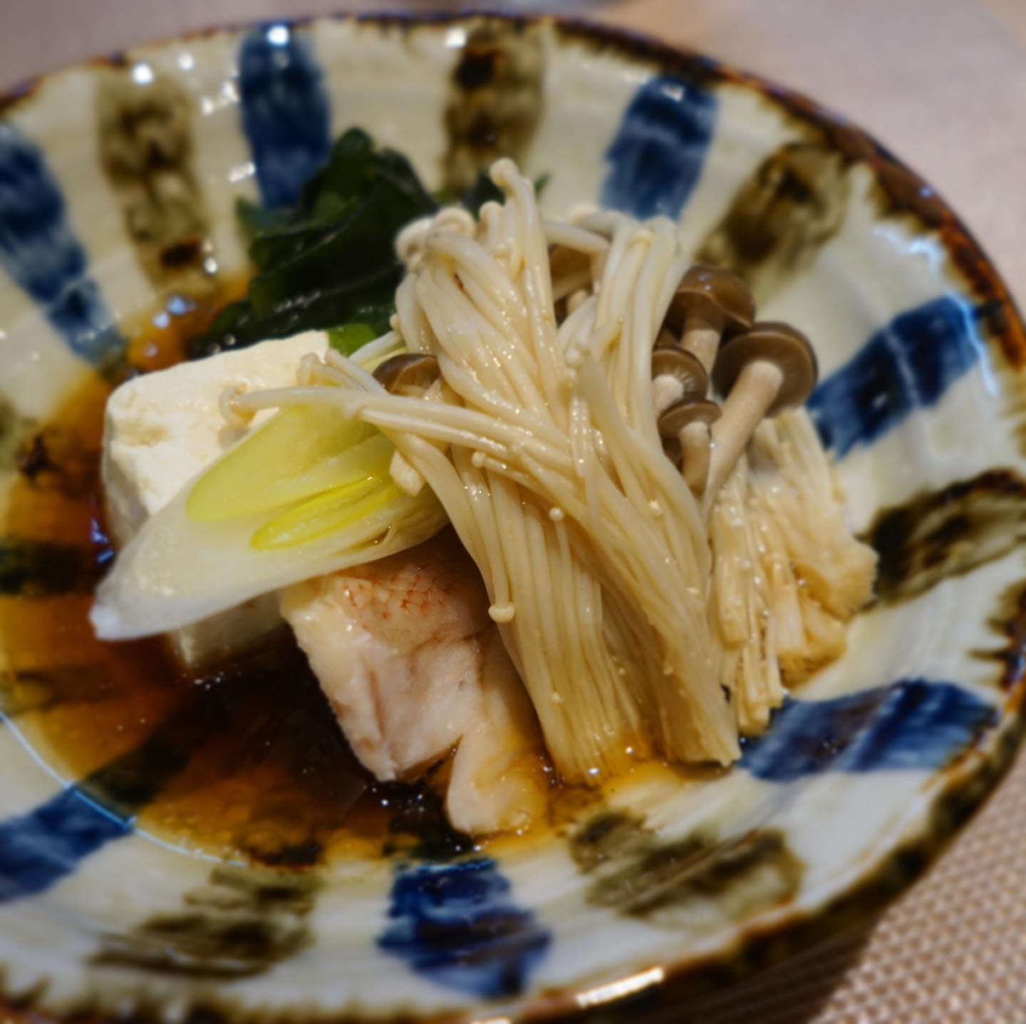 赤魚と豆腐の魚醤出汁びたし。こういう味付けは私もよくやるなあ、アジアにならないほどほどの魚醤づかい。私はもっとアジアにしちゃうこと多いので、このくらいの使い方も良いですね！（麻）