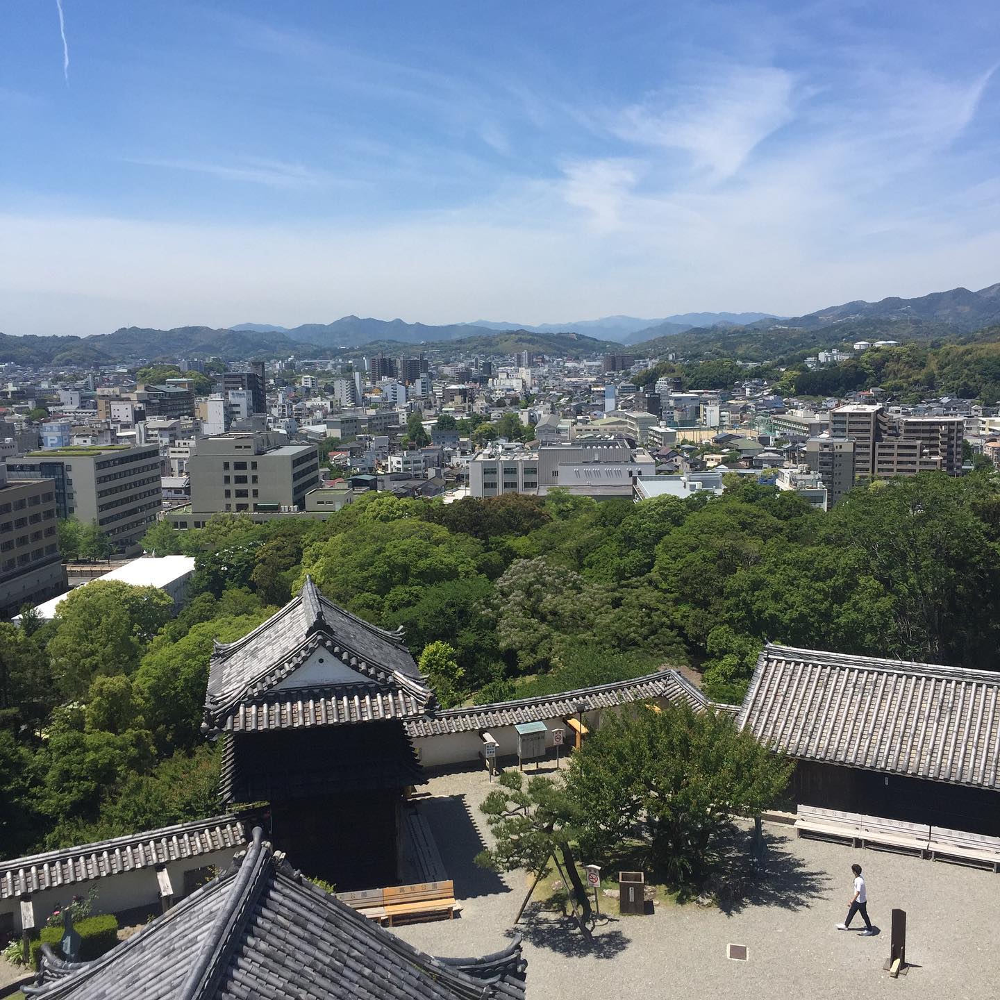 高知城の天守閣からの眺め。
気持ちいいーーーっ！
高知来てから空気と眺めと天気と香りと癒やされっぱなしだわー。（麻）