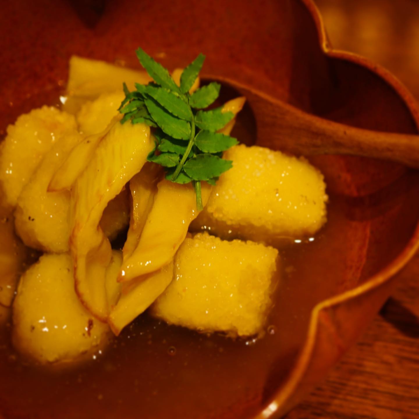 たけのこしんじょうのあんかけ。
しんじょうが変換できないが、美味いもんは美味い。もうちょいたけのこ感があっても良いなー（麻）