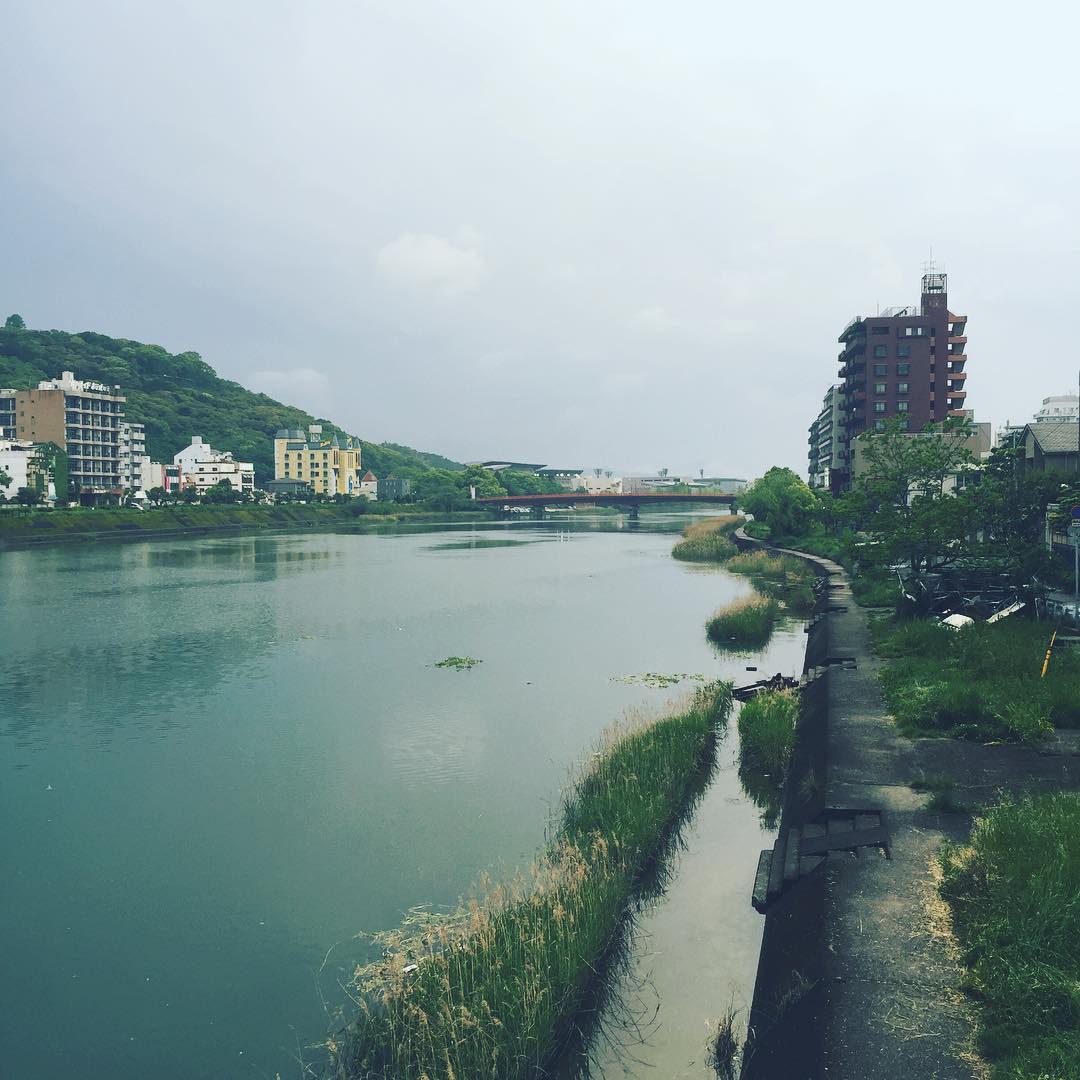 高知市を流れる鏡川。
釣り竿をしょった男の子たちが、自転車で走っていったよ。