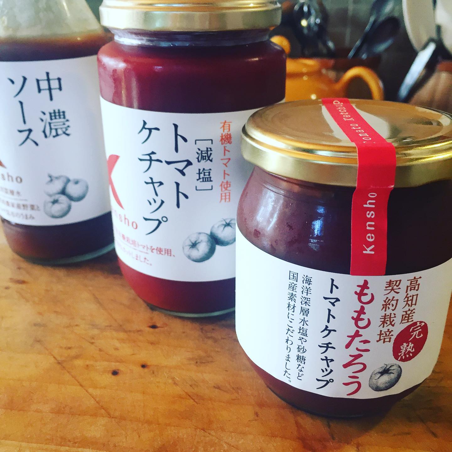 高知で買ってきた贅沢な調味料。トマトケチャップと中濃ソースでナポリタン作ろうっと！