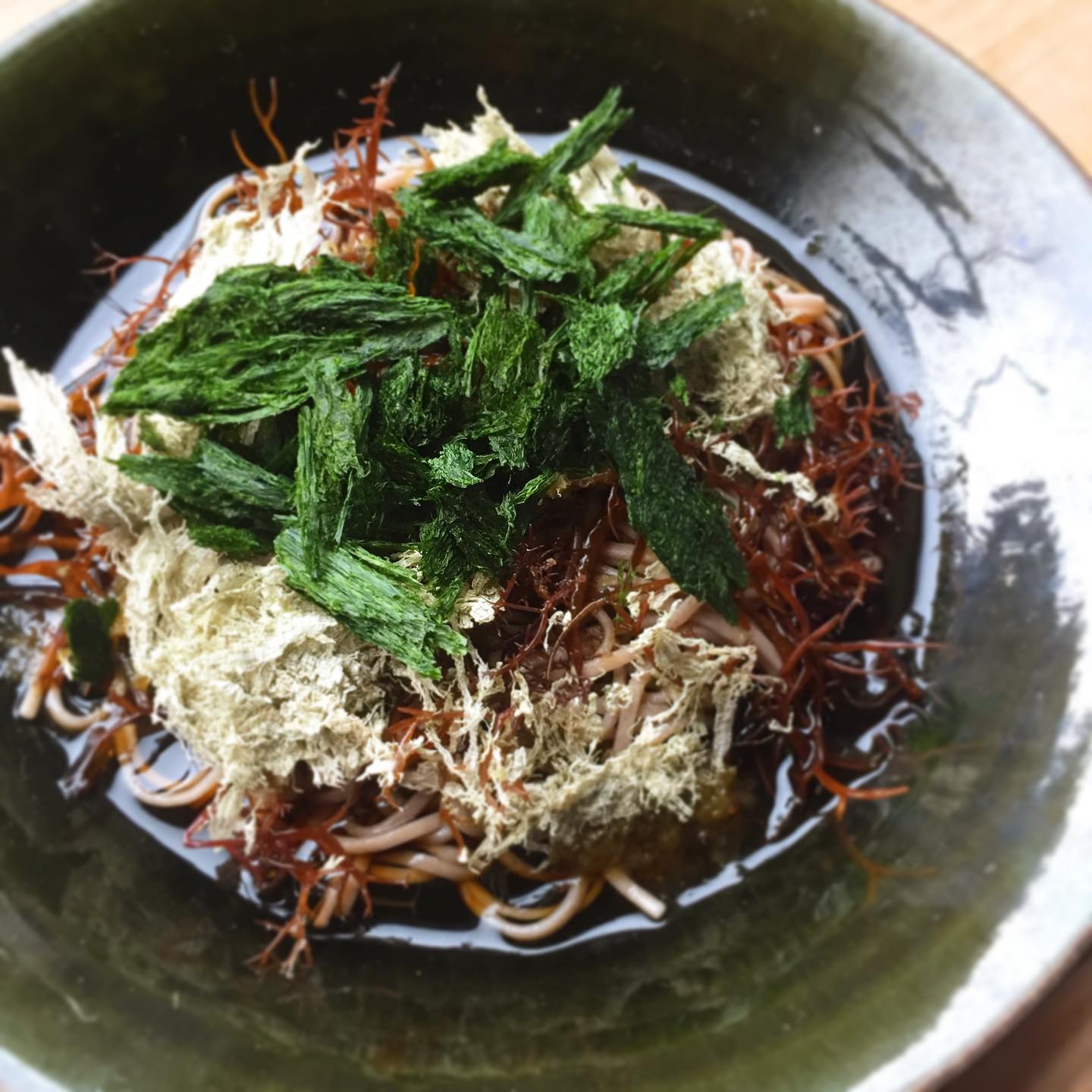 お昼はお蕎麦…あれ？そういえば野菜は何もないな、蕎麦の具は何にも無いっけ…あ、そうだ！あれがあった！
高知で買ってきたアオサのり、ふのり、富山土産のとろろ昆布のっけ。
ヘルシーで美味しい、乾物って素敵。