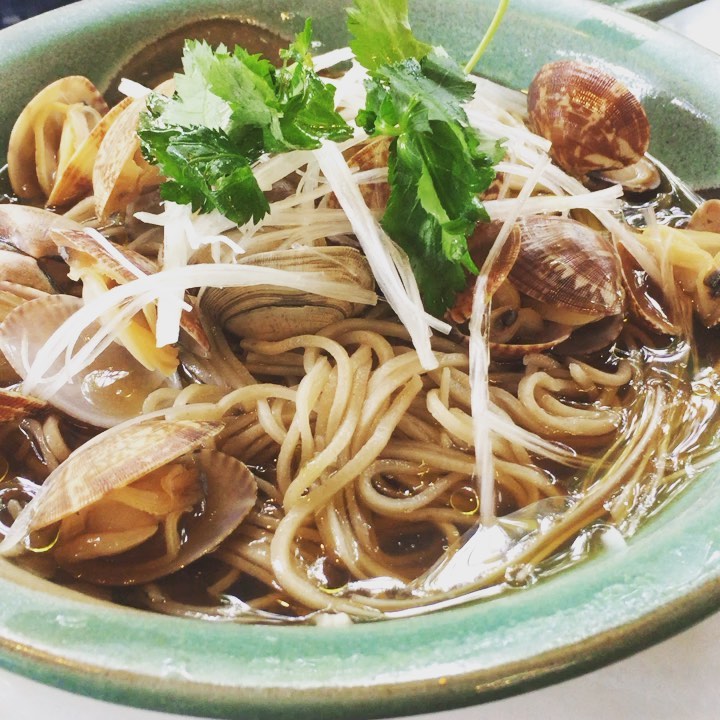 季節限定のアサリの冷かけ蕎麦！
アサリのお出汁にオリーブオイル…さっぱりして美味しい。ベースはカツオのきいたお出汁で、醤油感が少なめ。コレは夏っぽいですねー