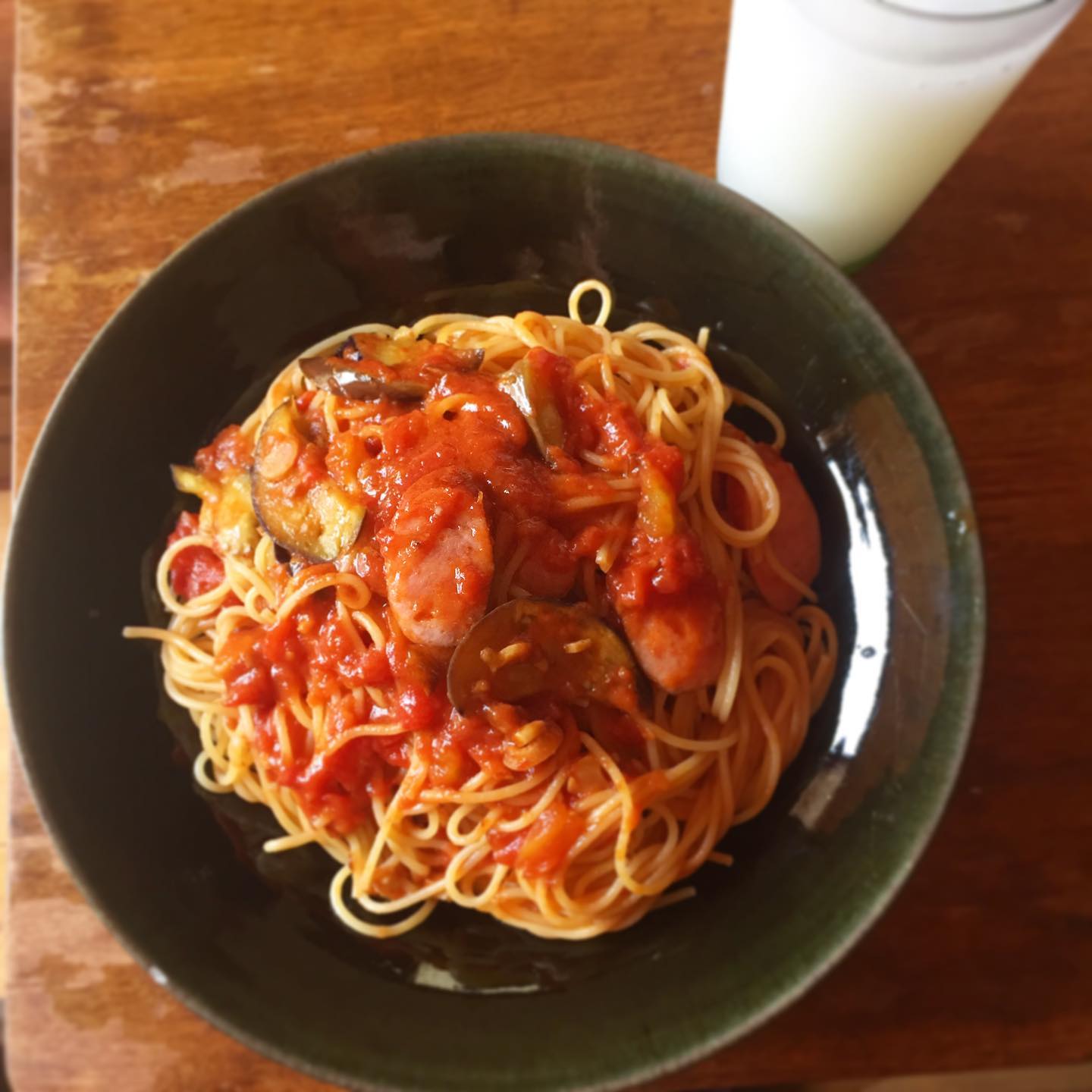 シミシエッダが連休で行けないショック！！ 数ヶ月食べられてない、穴埋めの自作トマトパスタ。ナスとウインナー。トマトソースは先日ラタトゥイユを作った時に多めに作っておいたもの。ま、これはこれで美味しいんですが。