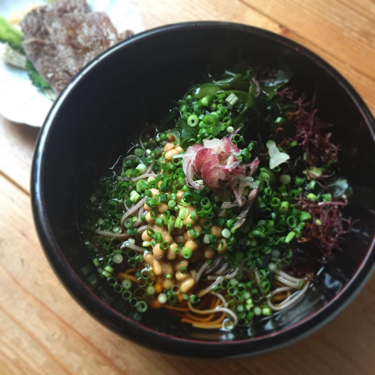 定番の、昼お蕎麦。乾物の海藻いっぱい、天草納豆の小粒納豆をモリモリと。小ねぎとミョウガで夏のお蕎麦！！お肉祭りの名残りの焼肉を添えて。