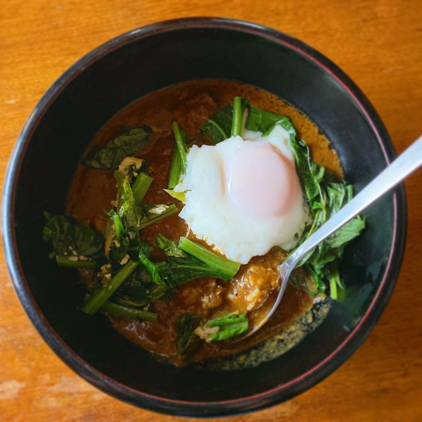 休みの日に美味しいカレーが食べたいな、でもプールに行くとラストオーダーに間に合わない…そうだ、持って帰ればイイじゃない！と、お店のリトスタチキンカレーをお持ち帰り。ほうれん草とモロヘイヤのすごもり卵ものっけて、めでたしめでたし。