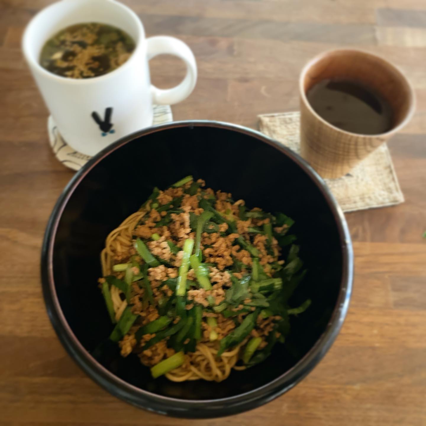 台湾のインスタントラーメン、KiKi拌麺。
お店のスタッフもりこが、台湾土産に自宅に買ってきたけど、合う具材がわからない！！！！店長作ってみてください！！とくれたので、作ってみた。椒麻拌麺という、花椒と唐辛子味のタレがついている。麻婆豆腐みたいなイメージで良いかな？と豚ひき肉とニラでやってみたら、、美味しい！ていうか麺もタレも美味しいじゃないかー。豚ひき肉はごま油で炒めて酒・醤油・オイスターソースを同比率くらいで投入してニラは最後にざっと炒めるだけのものを具材として乗ってて、混ぜながら食べる和え麺。
今度はお土産に買ってきてもらおう。