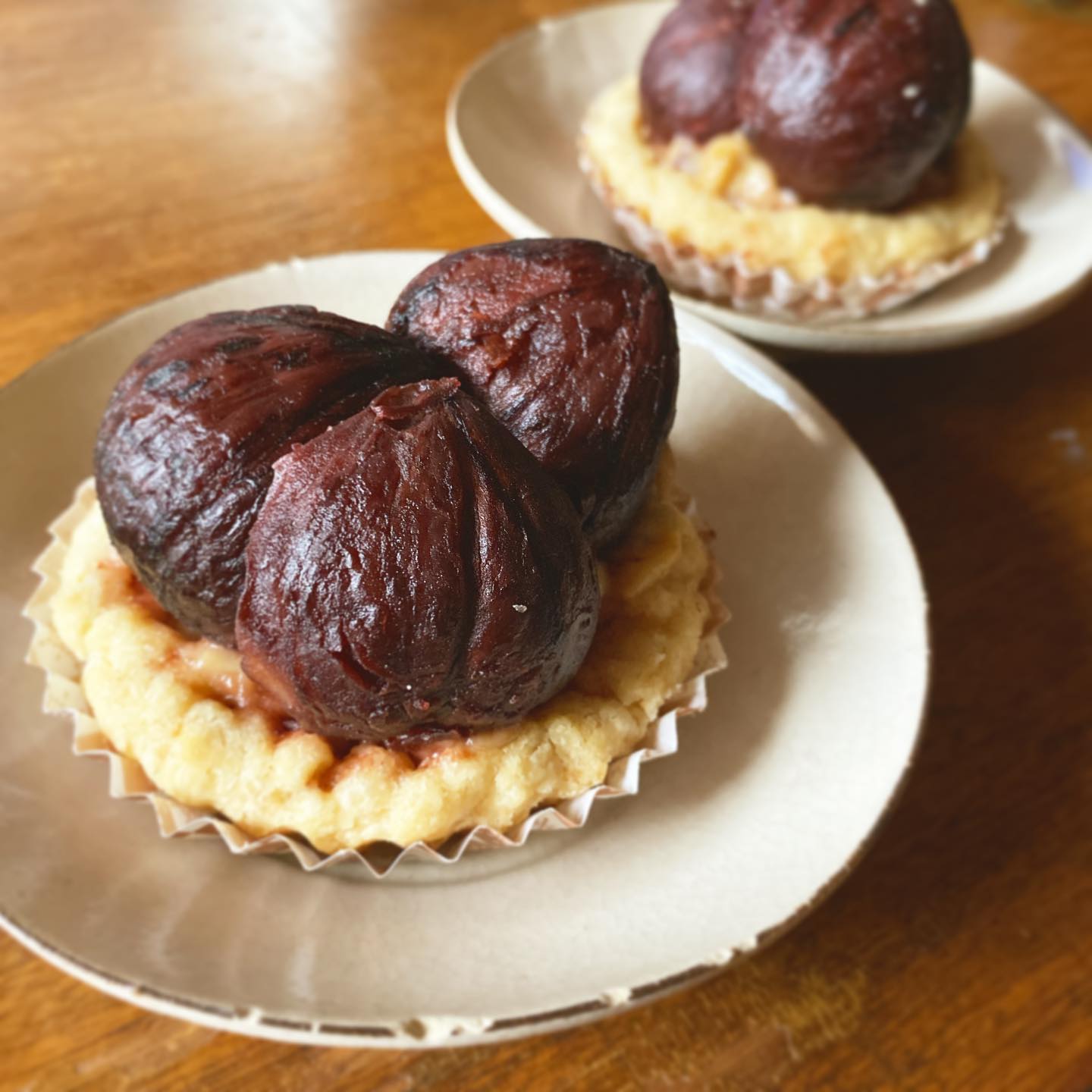 お取り置きしてもらってでも食べたい、こいけ菓子店の栗のタルト。圭子ちゃんお手製の渋皮煮、ほんと迫力の大きさ。甘さ控えめ、粉の味と自然な甘み、しあわせー！