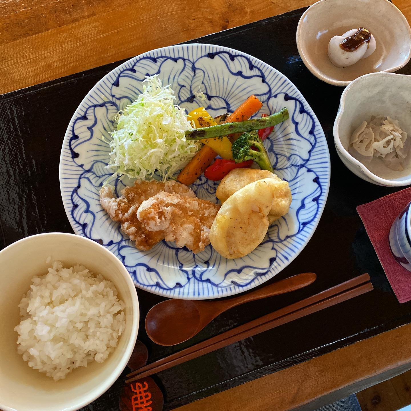 さて、本日の一鶏さんのおまかせランチ。さわらのフリットと鶏竜田揚げ、蓮根きんぴら、里芋の田楽、冬瓜と豚肉のスープ。大変美味しくいただきました！（麻）