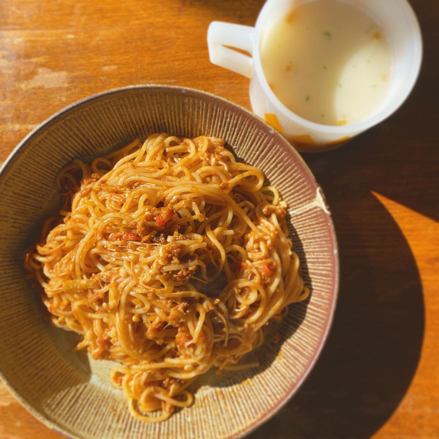 トークイベントの疲れがどっと出て、昼までダラダラ過ごしました。パスタでも茹でようとお湯を沸かして冷蔵庫を見たら、野菜がエノキと切り干し大根しかない！そこで店から持って帰ったミートソースとエノキと切り干し大根というトリッキーなナポリタンに。ナポリタンは何で作っても美味しい。