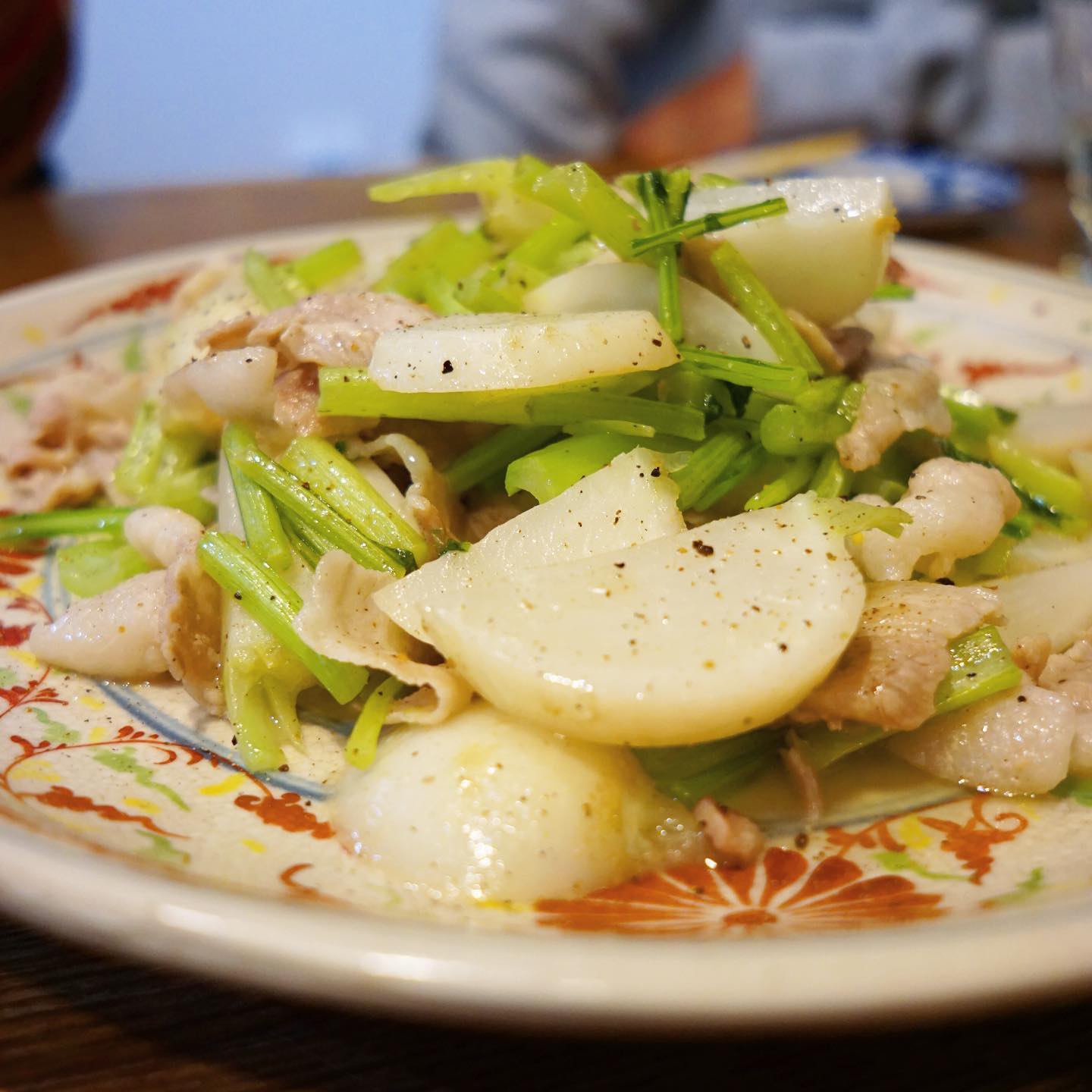 昨夜の食卓、その7。最後はかぶと豚バラ肉の蒸し煮。お料理教室シリーズ。すぐできる、しかも美味しい。以上、飲み会シリーズでした！（麻）