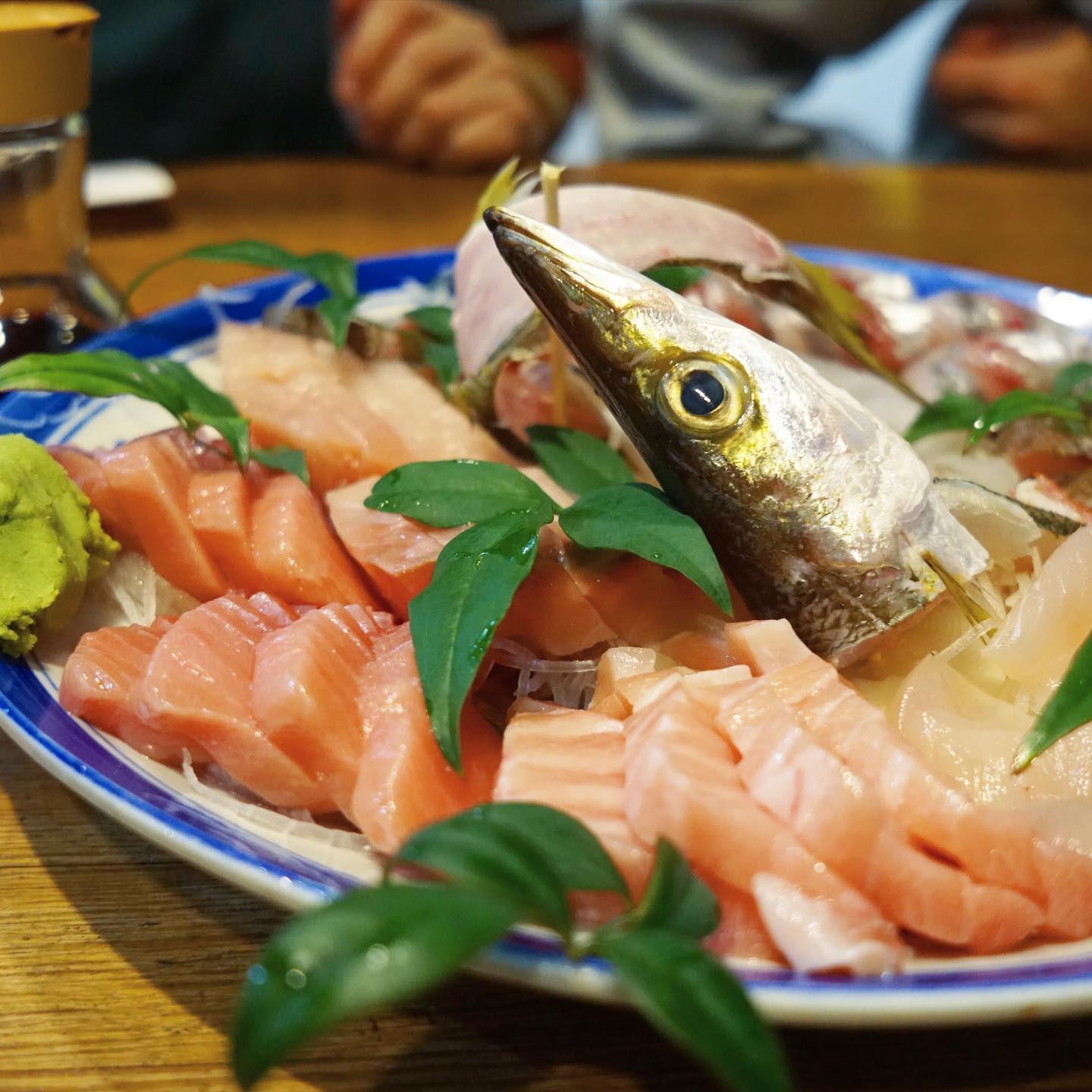 昨夜の食卓、その3。お魚屋さんに頼んでおいてくれた刺し盛り！もちろん新鮮で美味しかったー。お酒がススムススム。（麻）