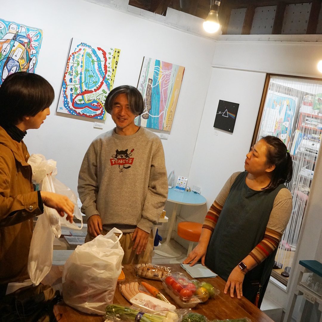 3年ぶりにお邪魔してます！At&galleryn’Cafe は店主のあやっぺとてっつん！あれこれお土産を広げながらさてと楽しい夜のスタート！（お）