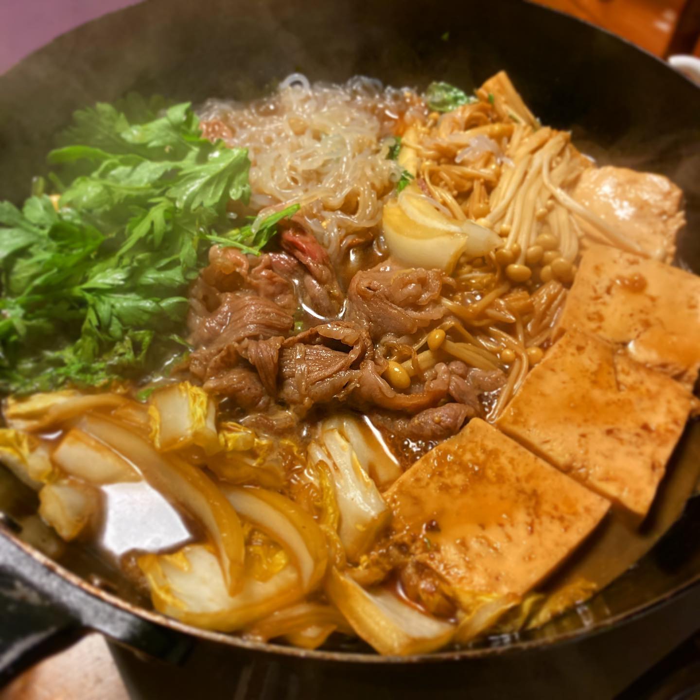 急にすき焼きが食べたい！というツレアイのリクエストに応じて、今夜はすき焼きいつもお肉をお願いしているマイスタームラカミで買ってきたすき焼き用のお肉が激ウマ！！！
ただの自慢だわ〜ほほほ。