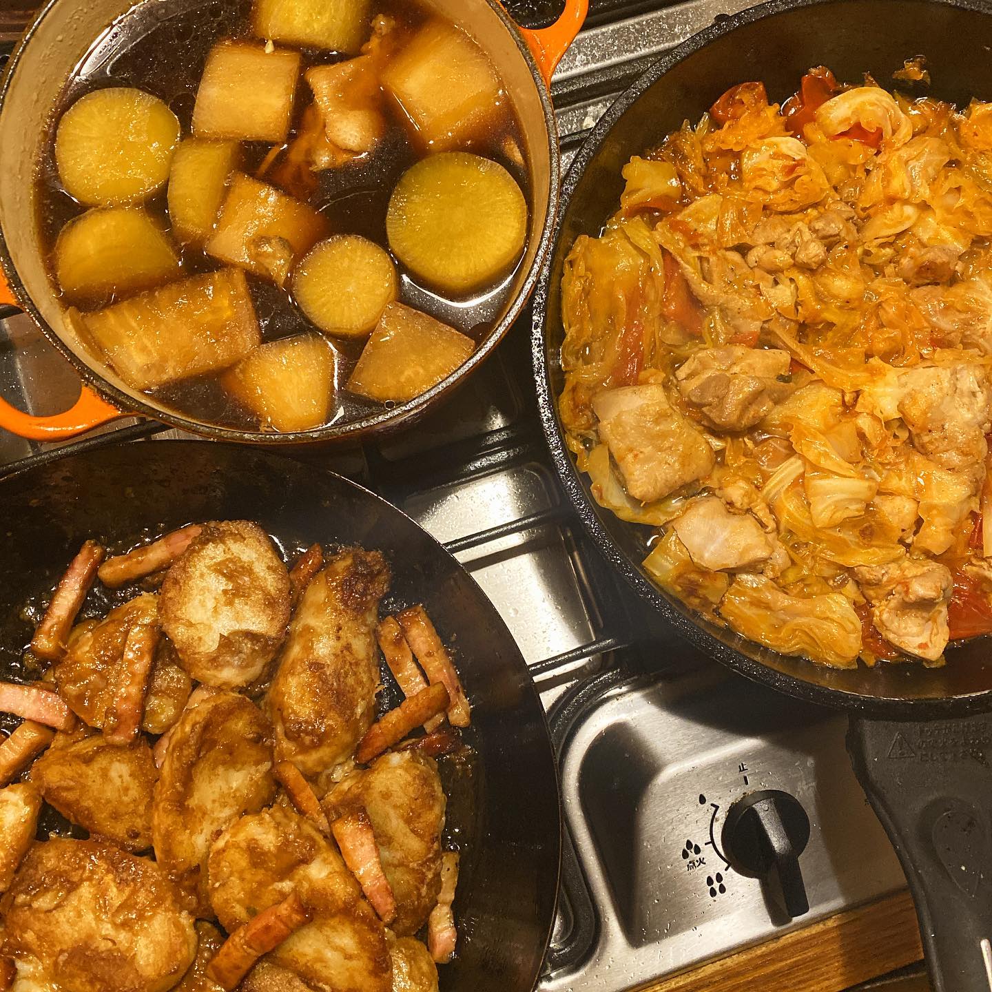 はい、今日のおつまみドーン！
鶏肉とキャベツのトマト煮込み、里芋とベーコンのバルサミコ炒め、手羽元と大根の煮物。あったかいまま食べたいから、フライパンごと食卓に行くよー！