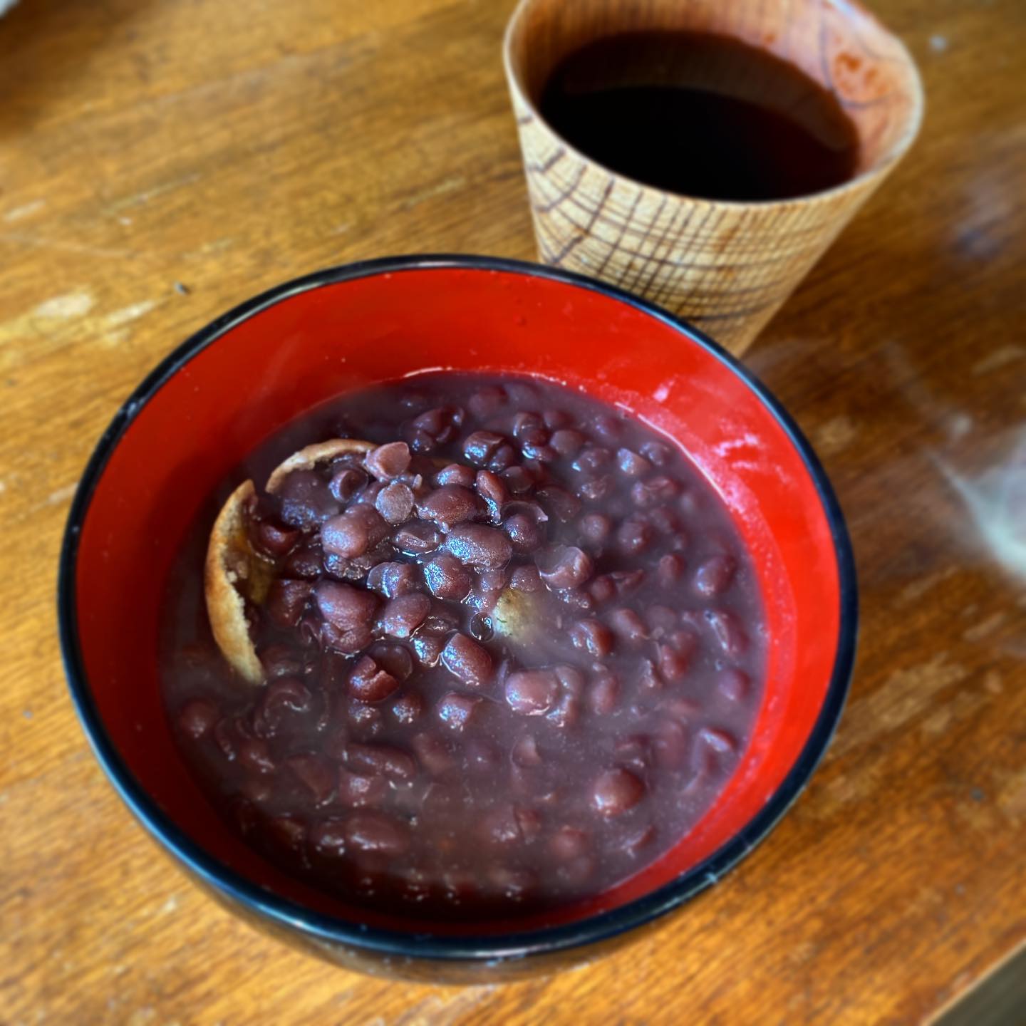 たいやき　そら　さんの餡子をスタッフニッシーが年末差し入れてくれたので、おしるこ。間違いなく美味しいお義母さんから送ってもらったお餅ともぴったりなのだ。