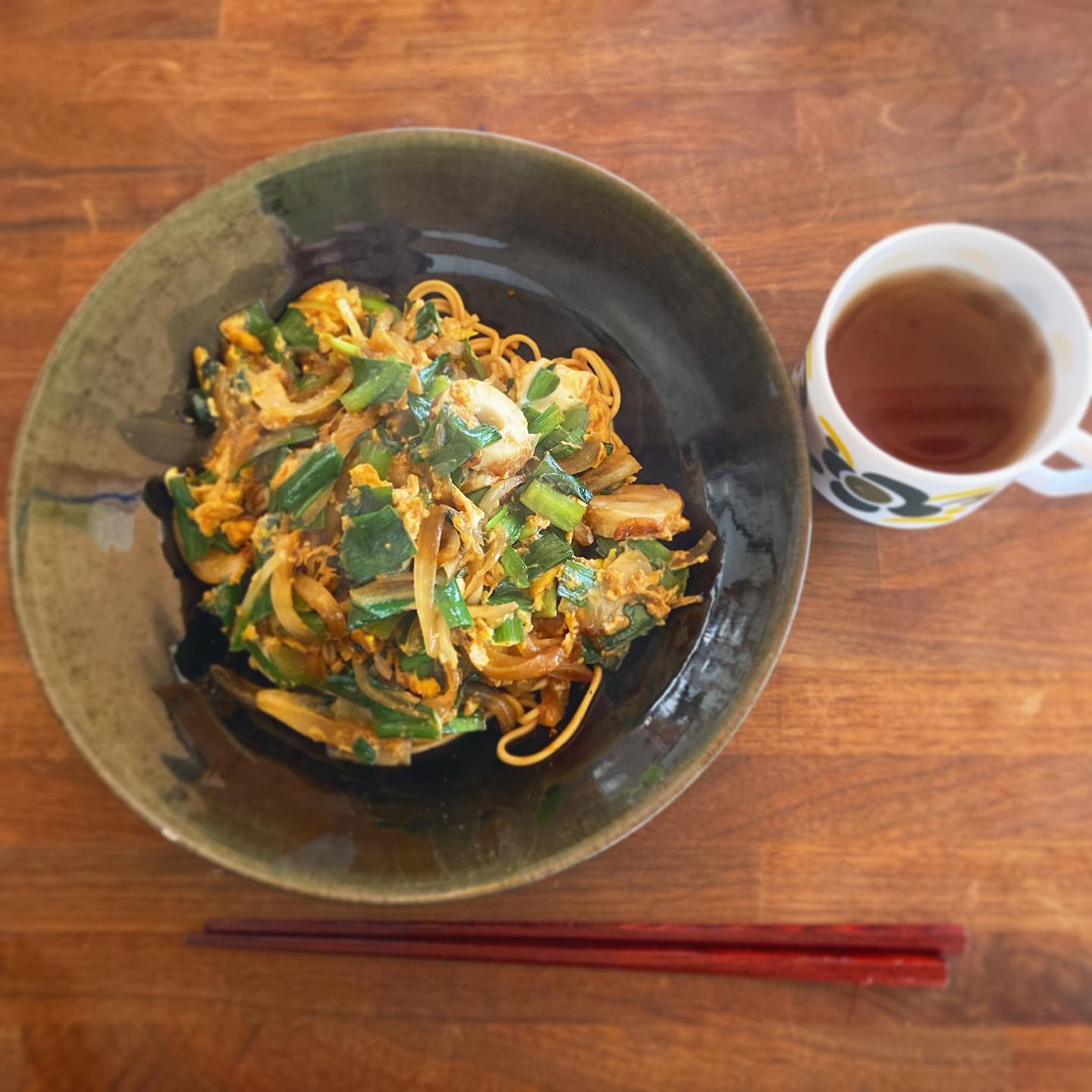 恵方巻フィーバーでおつかれさま！寝坊のお昼ごはん。台湾で買ってきてもらったKIKI麺に、ニラと玉ねぎとちくわと卵をオイスターソースで炒めてのっけただけ。山椒辛い麺と甘辛の具が相まって不思議な美味しさ。
がんばったご褒美に夜は、どこか手をかけて技があるけどさりげないお腹のあったまる美味しさのお店で外食したいと思うけど、シミシエッダがお休み中の哀しさよ。さて、どうしようか。