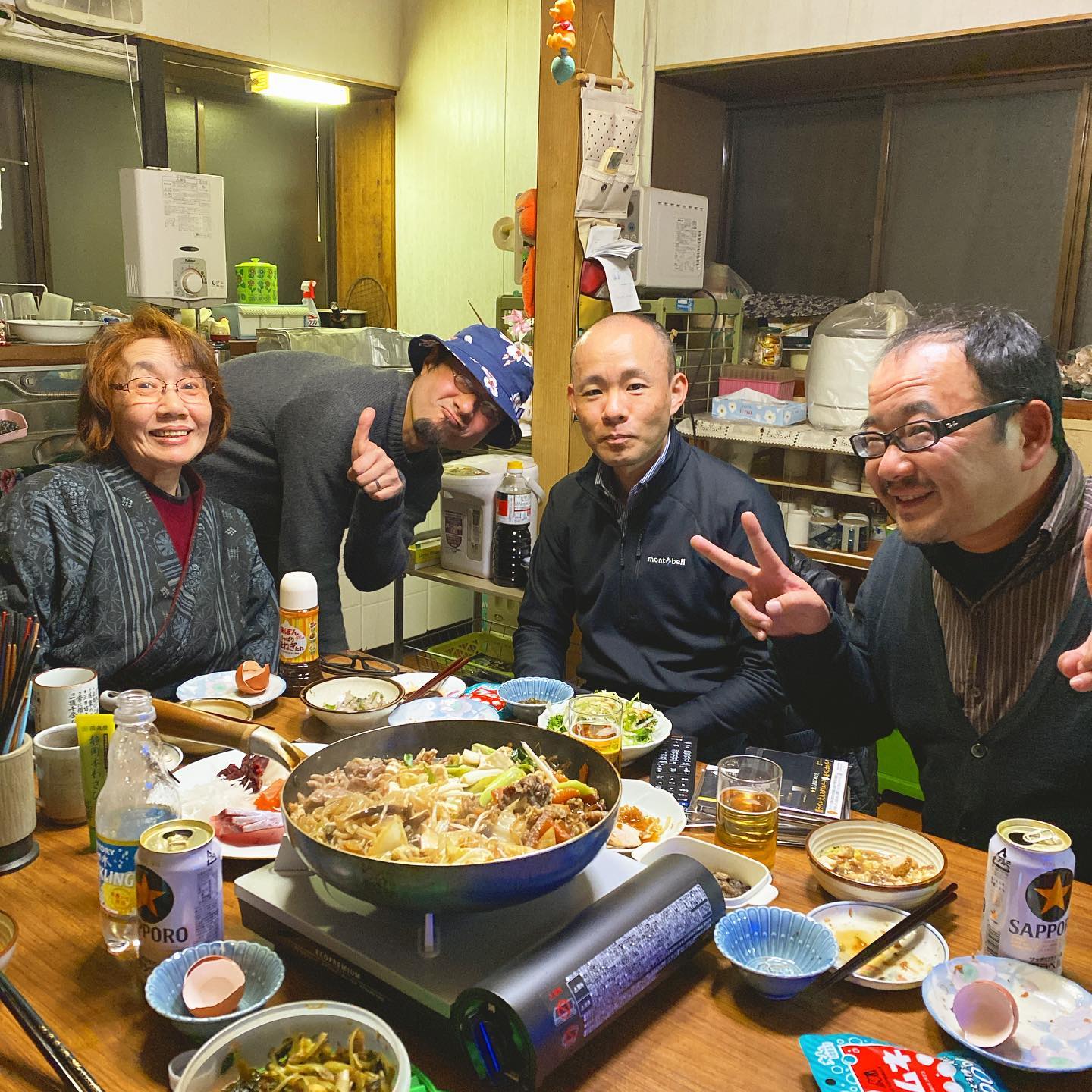 やっと揃いました、岡屋三兄弟とお母さん！もうかなりビールも進んでおります！すき焼きもうま〜（麻）