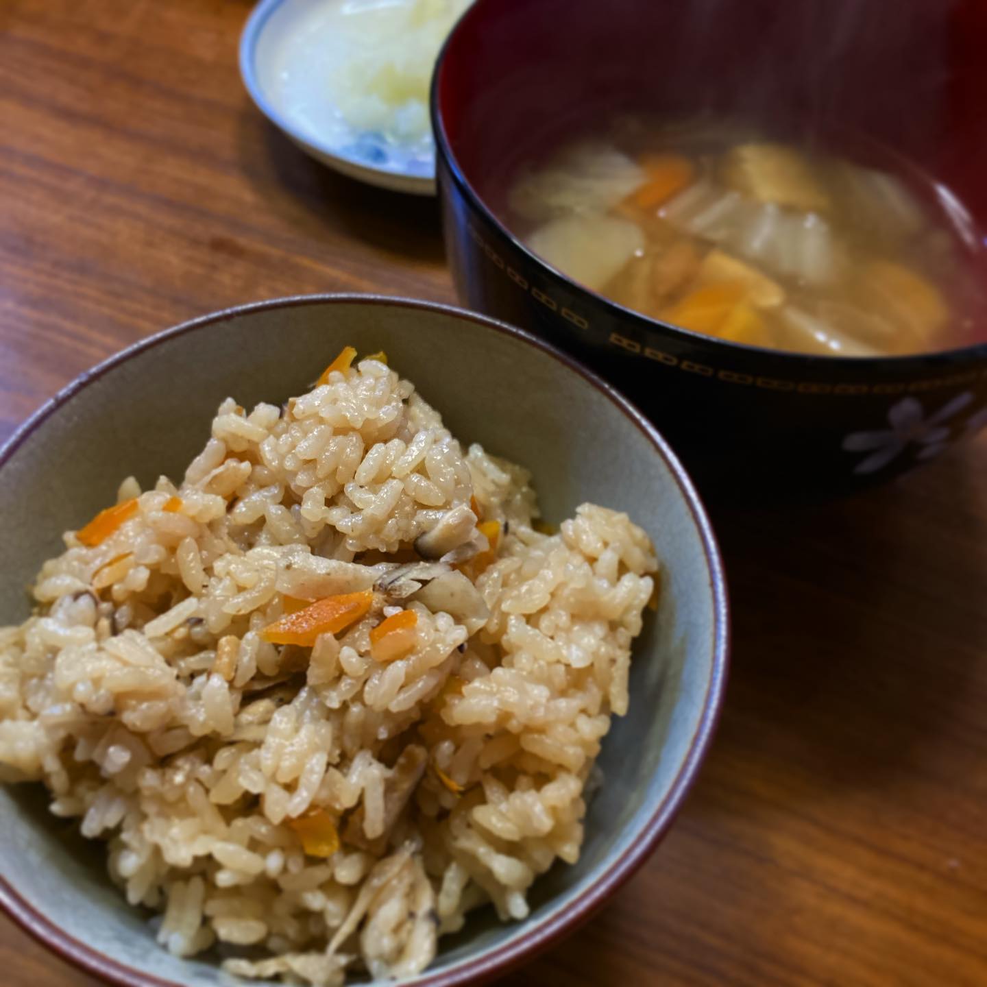 お母さんの朝ごはん。炊き込みご飯、美味しい。